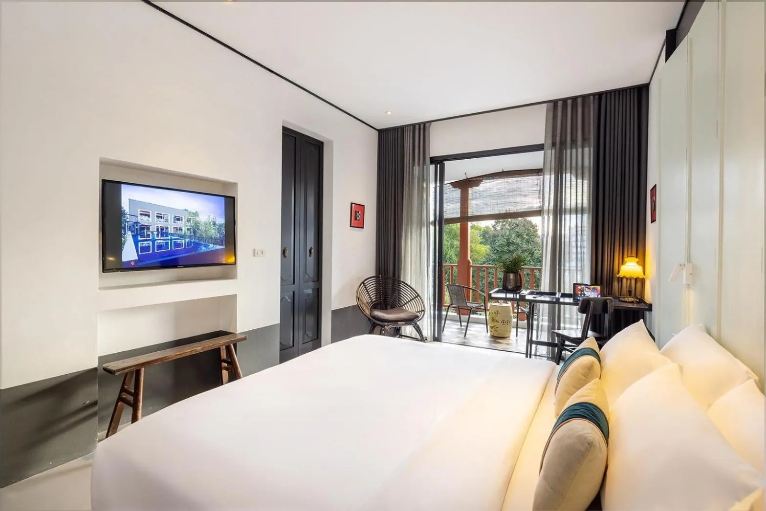 Bed in Hotel Ping Silhouette