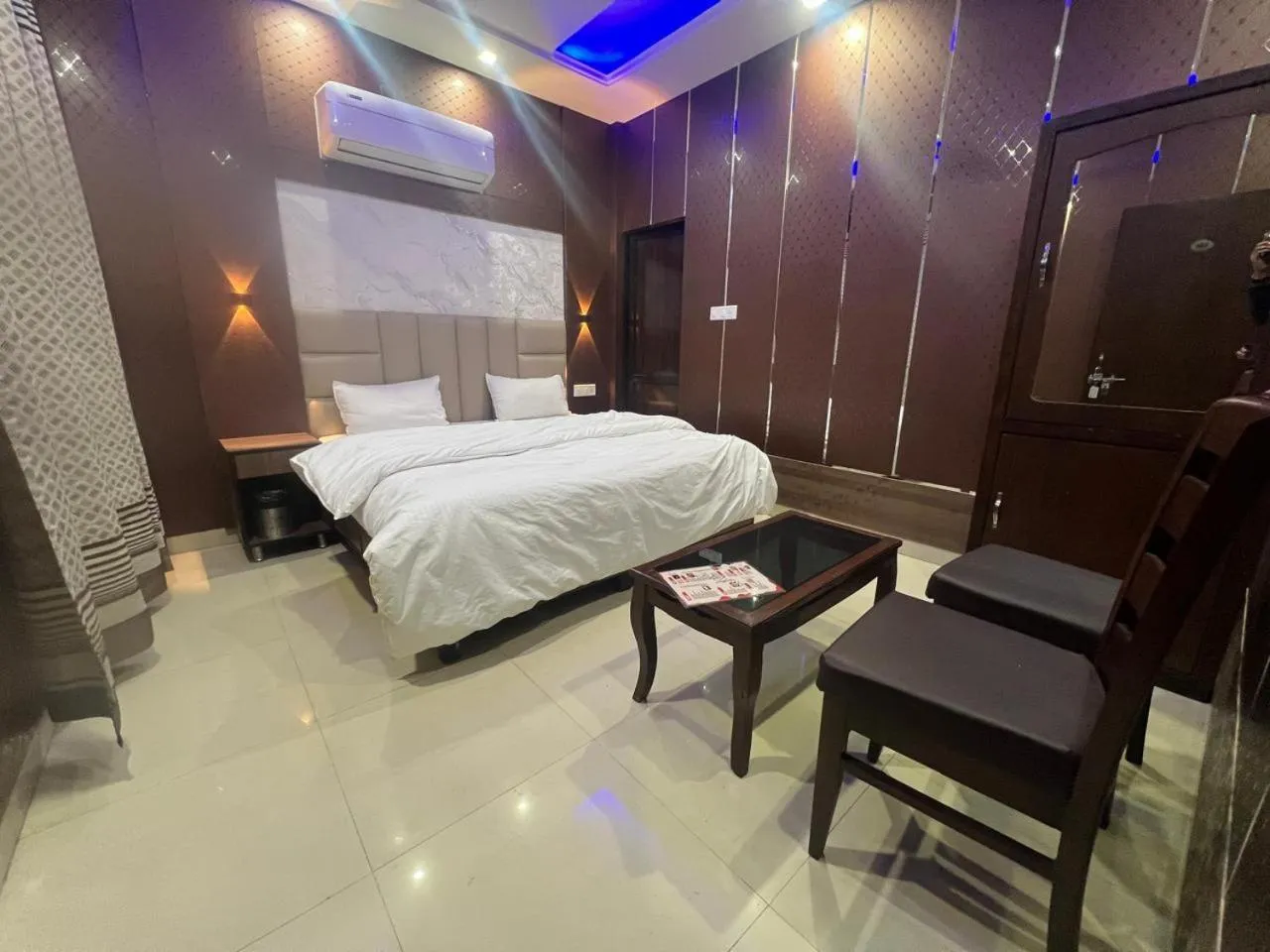 Bed in Hotel Blessing Inn