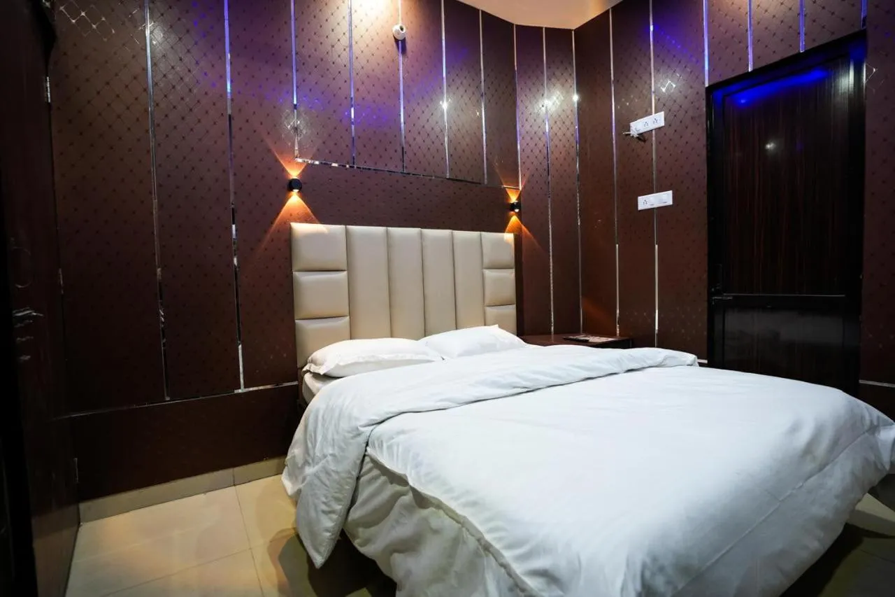 Bedroom, Bed in Hotel Blessing Inn