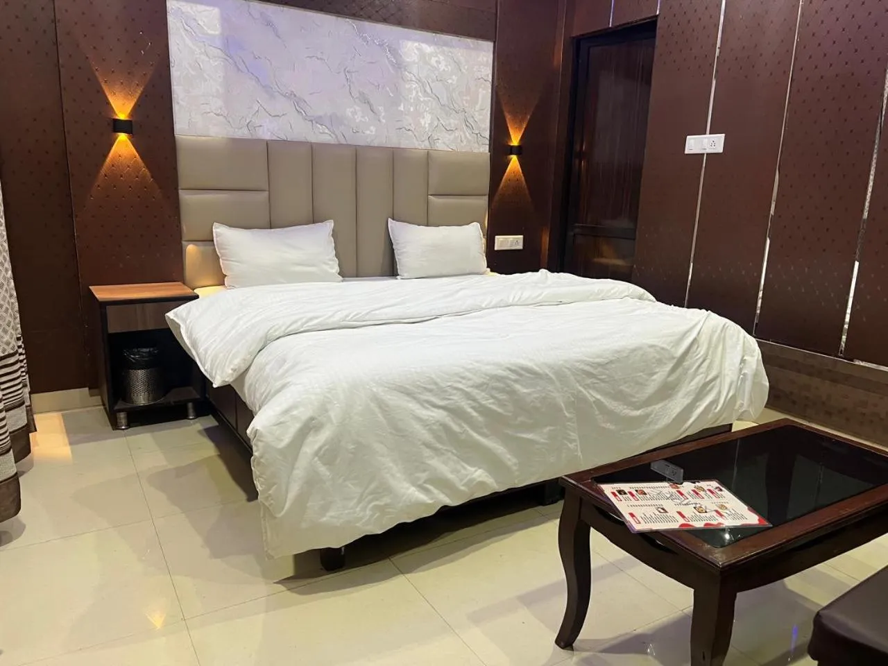 Bedroom, Bed in Hotel Blessing Inn