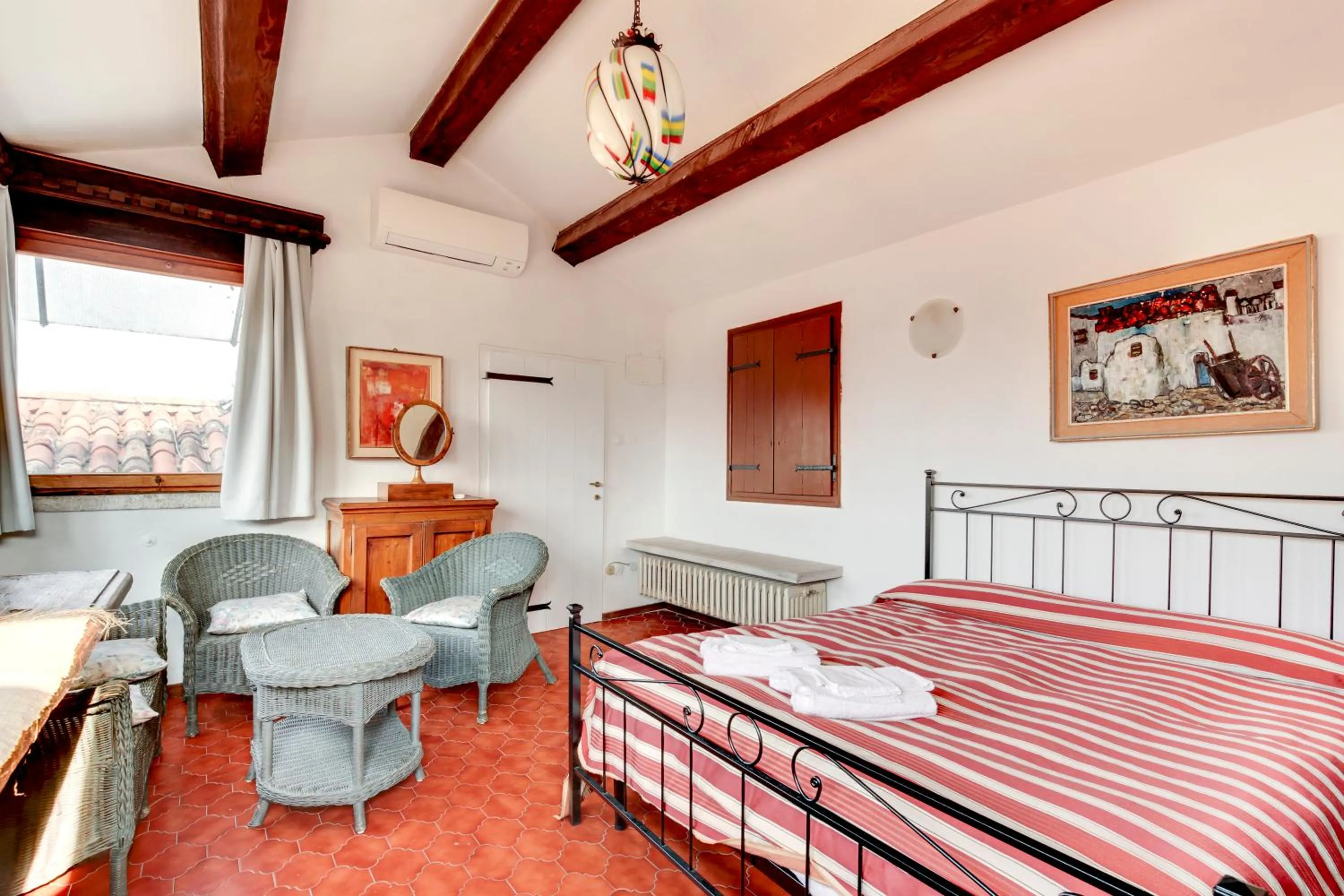 Bedroom, Bed in Canale