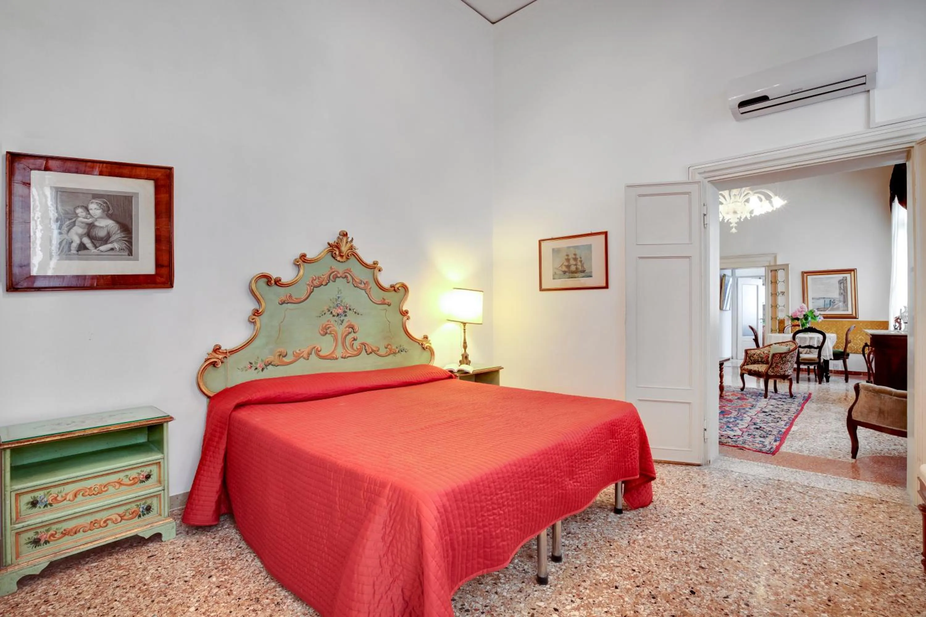 Bedroom, Bed in Testa