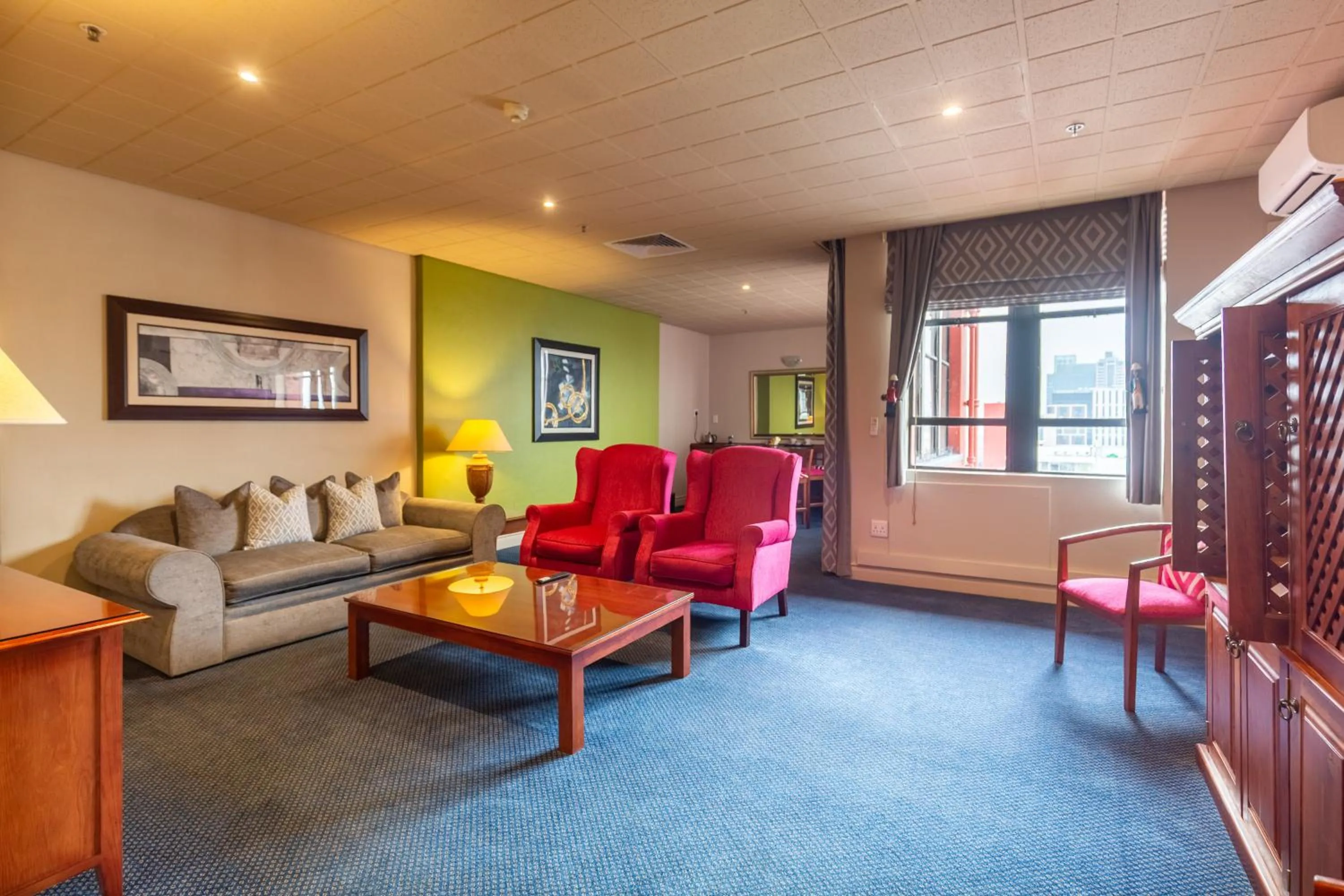 Living room in Cape Town Lodge Hotel