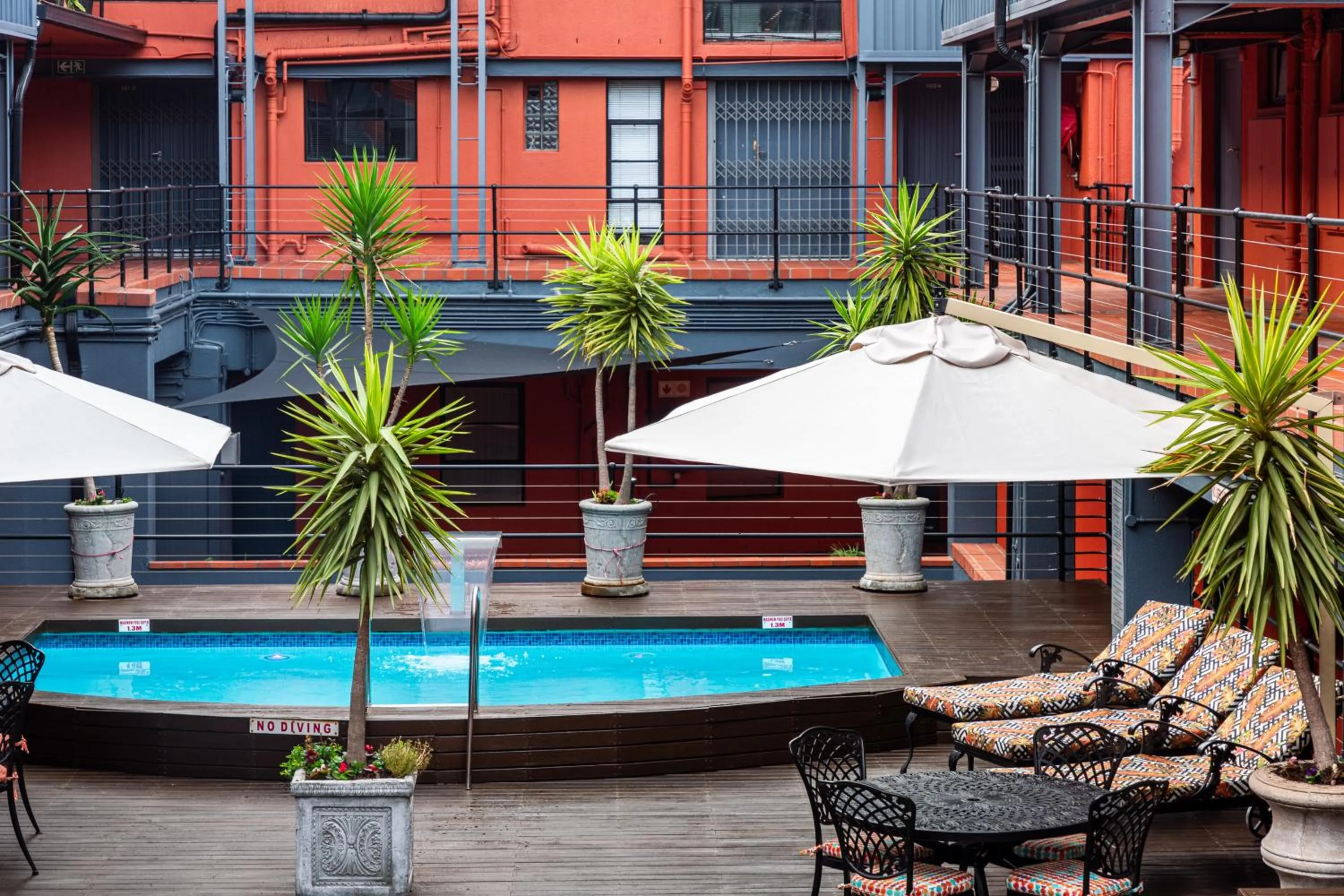 Swimming pool in Cape Town Lodge Hotel