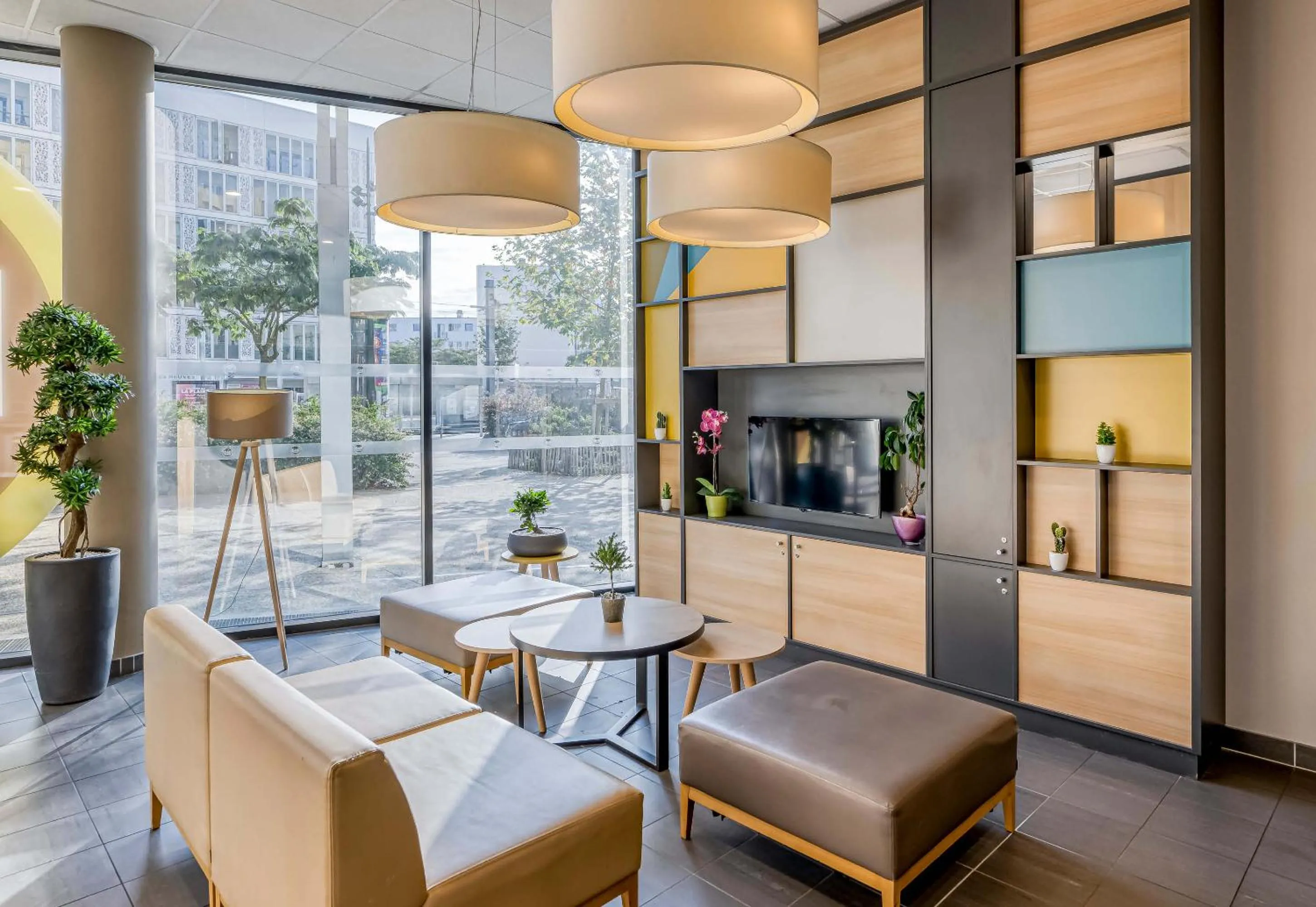 Seating area in B&B HOTEL Bordeaux Centre Bègles