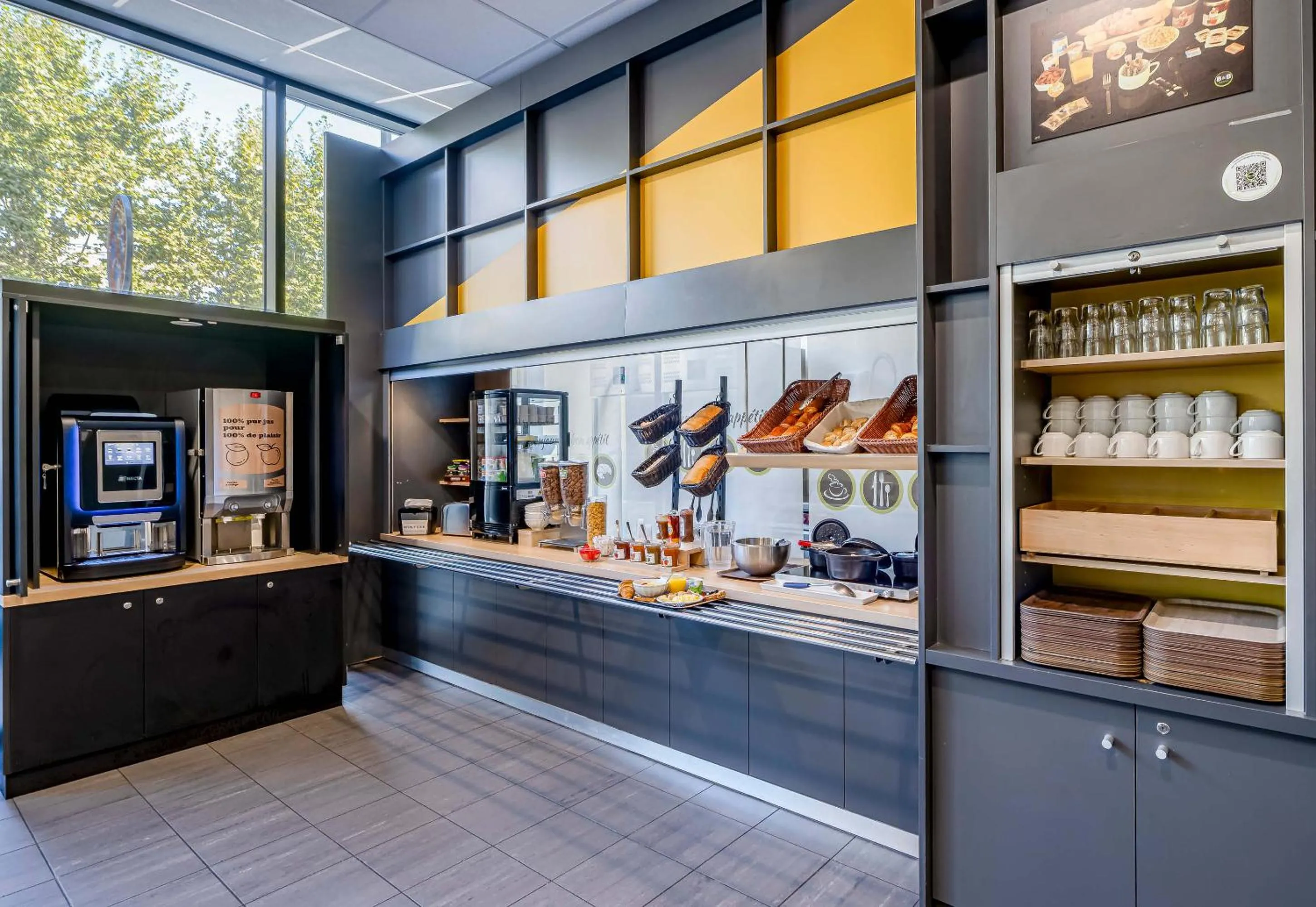 Buffet breakfast in B&B HOTEL Bordeaux Centre Bègles