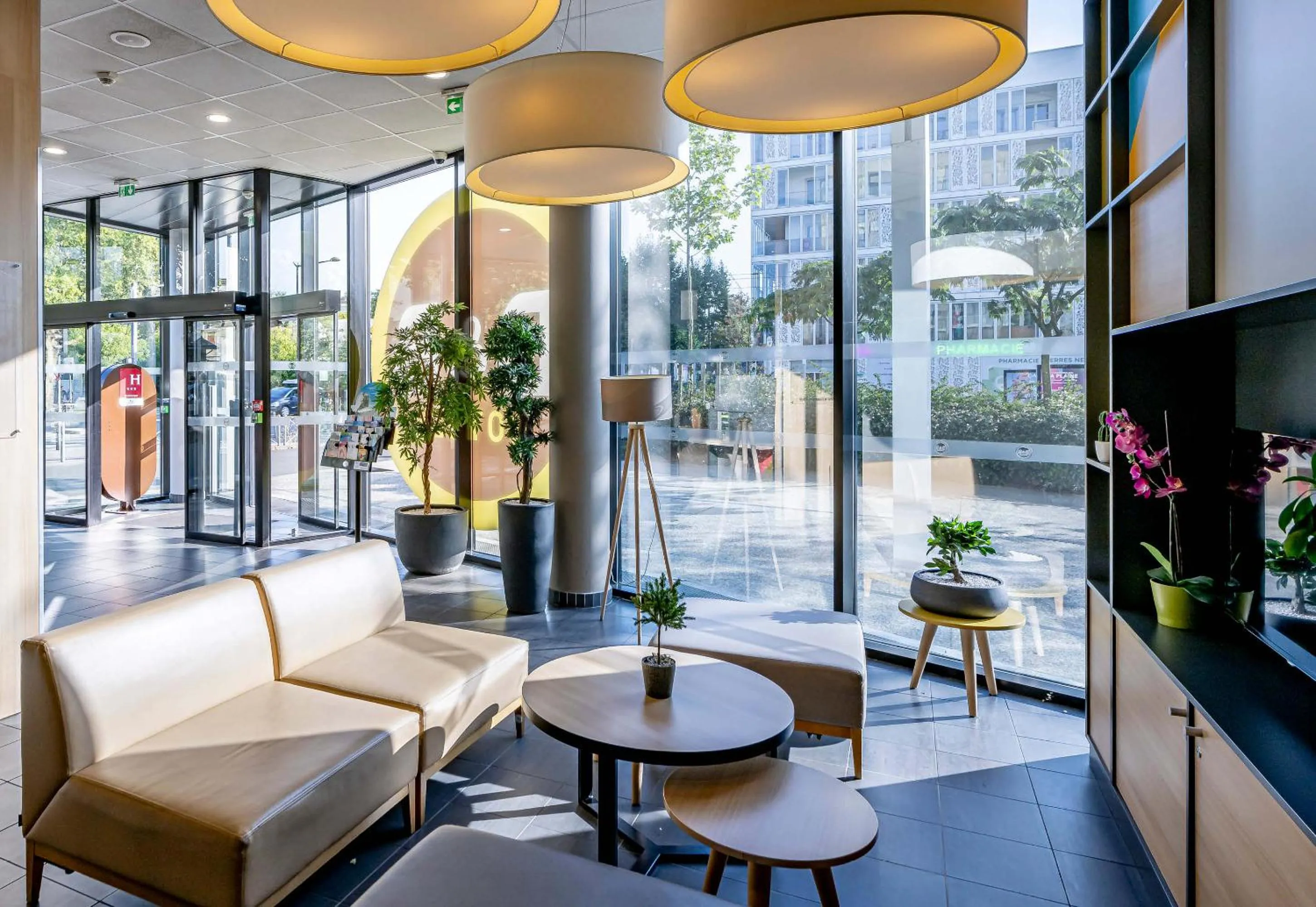 Seating area in B&B HOTEL Bordeaux Centre Bègles