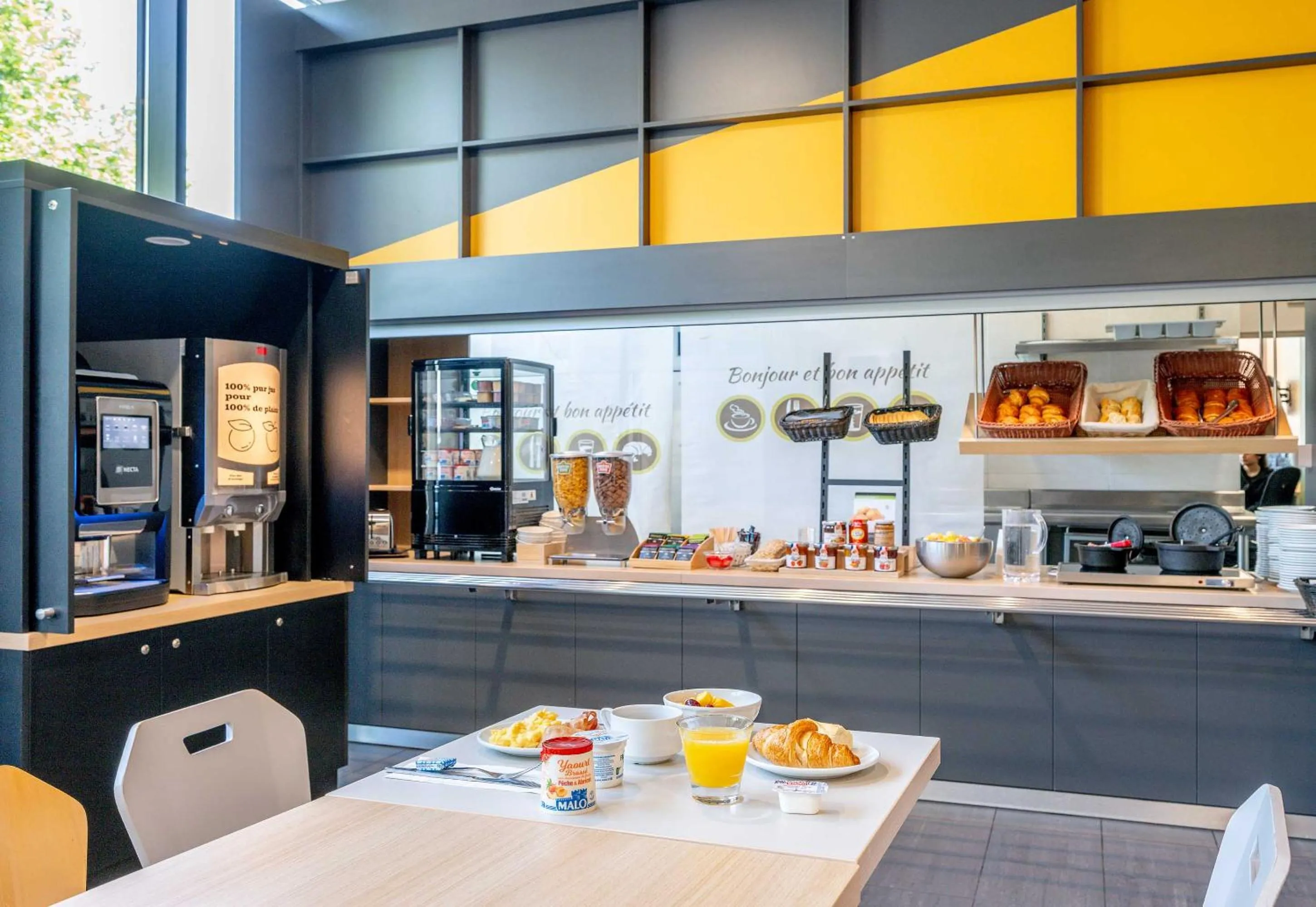 Buffet breakfast in B&B HOTEL Bordeaux Centre Bègles