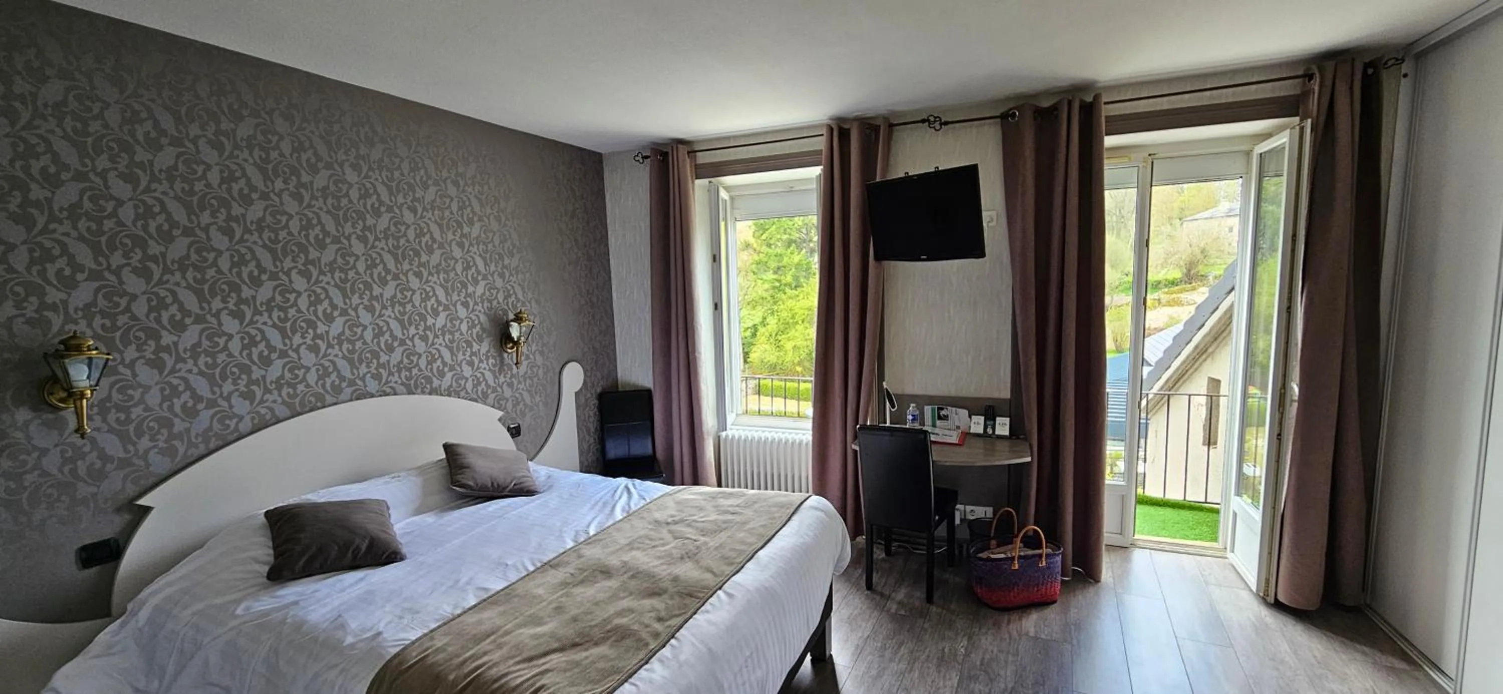 Bed in Logis SPA Hotel Restaurant De La Poste