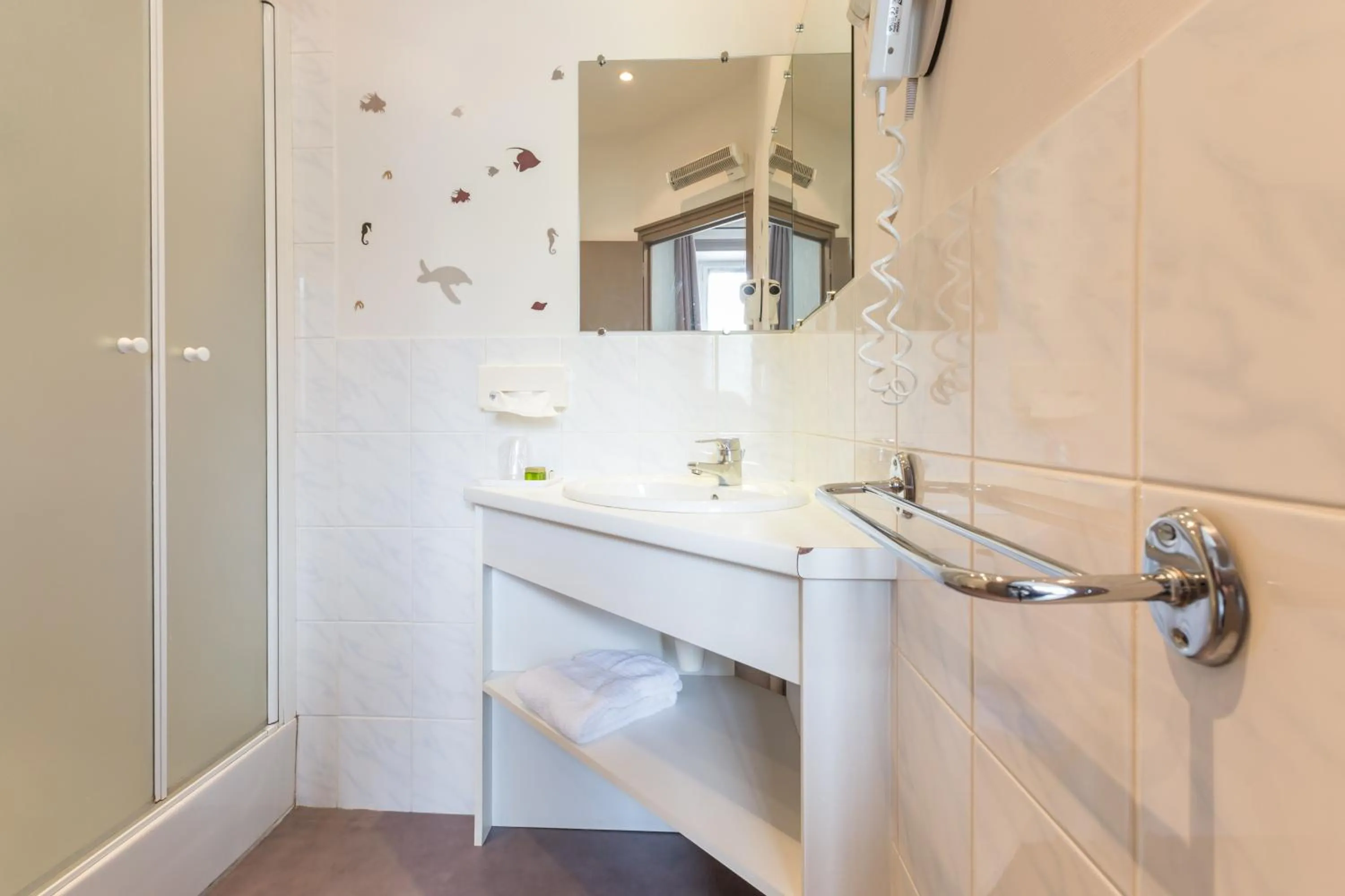 Bathroom in Logis SPA Hotel Restaurant De La Poste