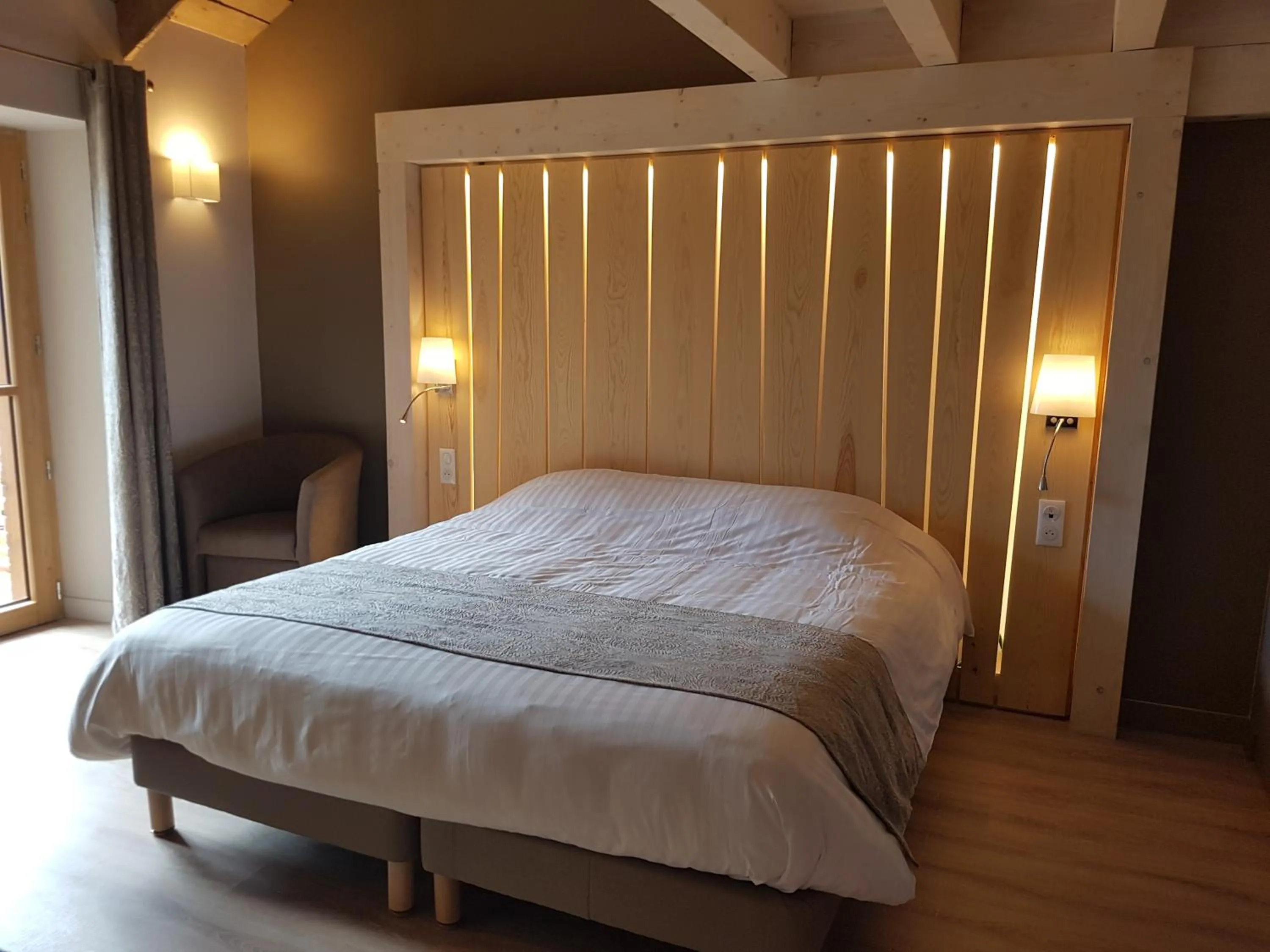 Bed in Logis SPA Hotel Restaurant De La Poste