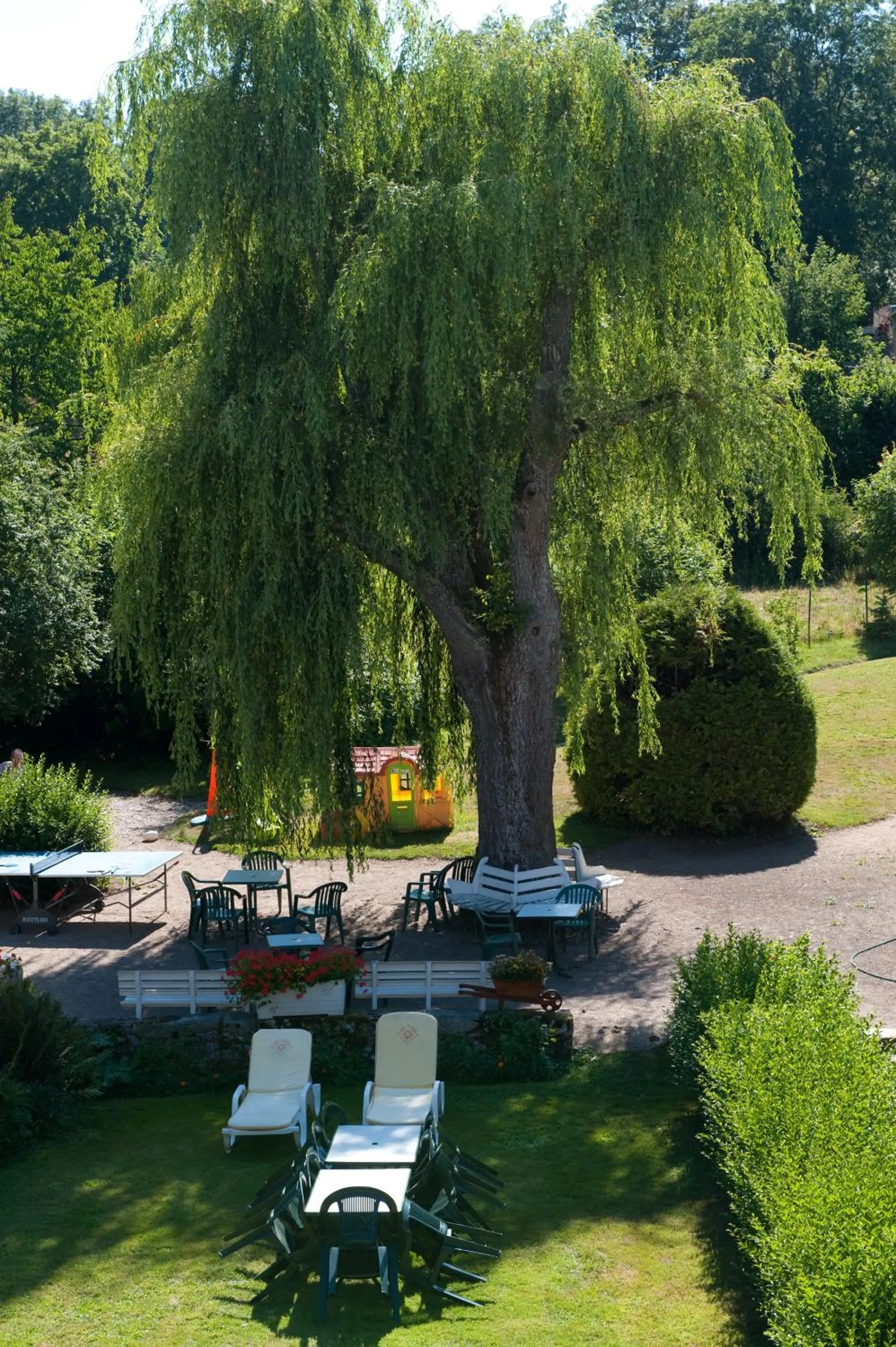Garden in Logis SPA Hotel Restaurant De La Poste