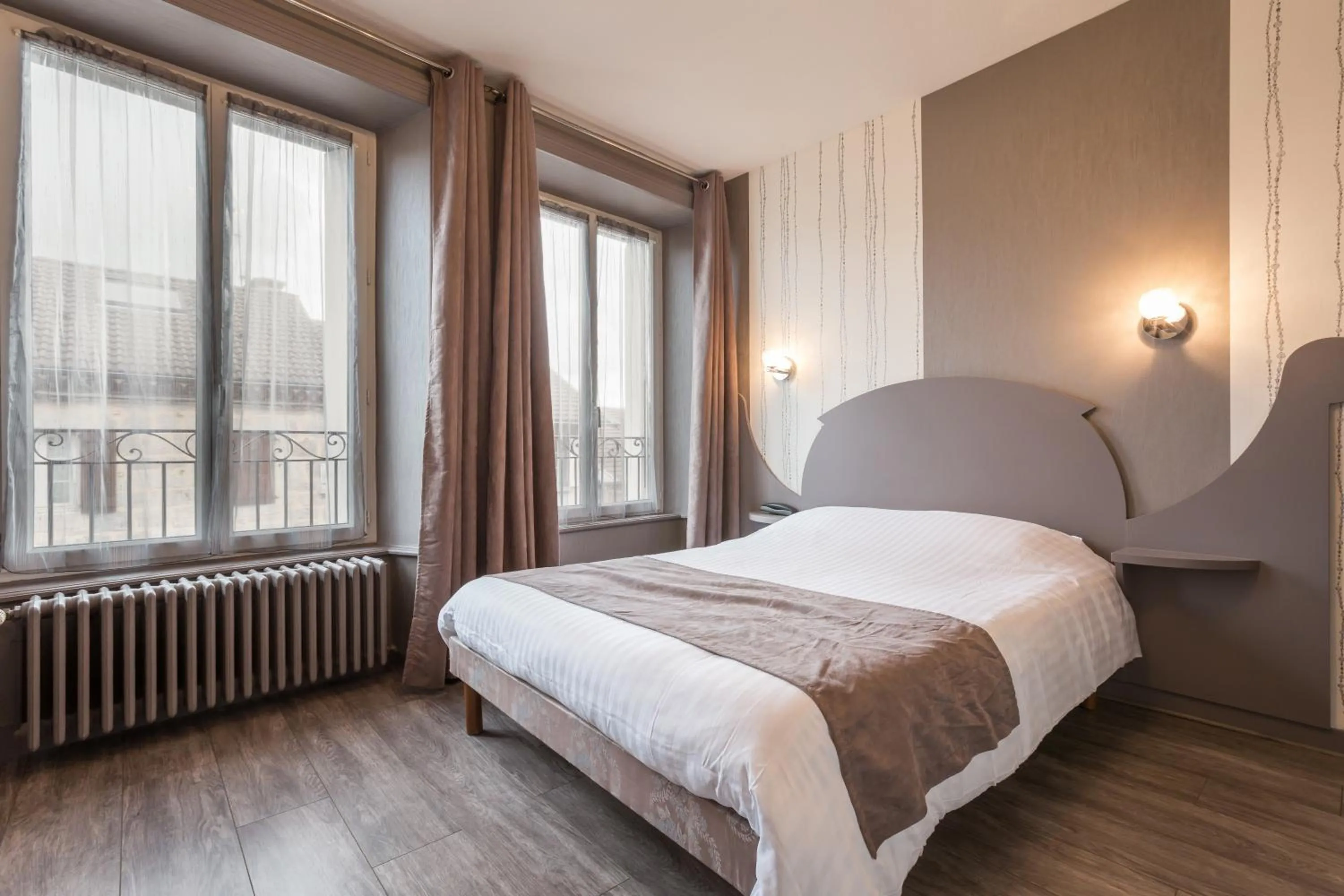 Photo of the whole room, Bed in Logis SPA Hotel Restaurant De La Poste