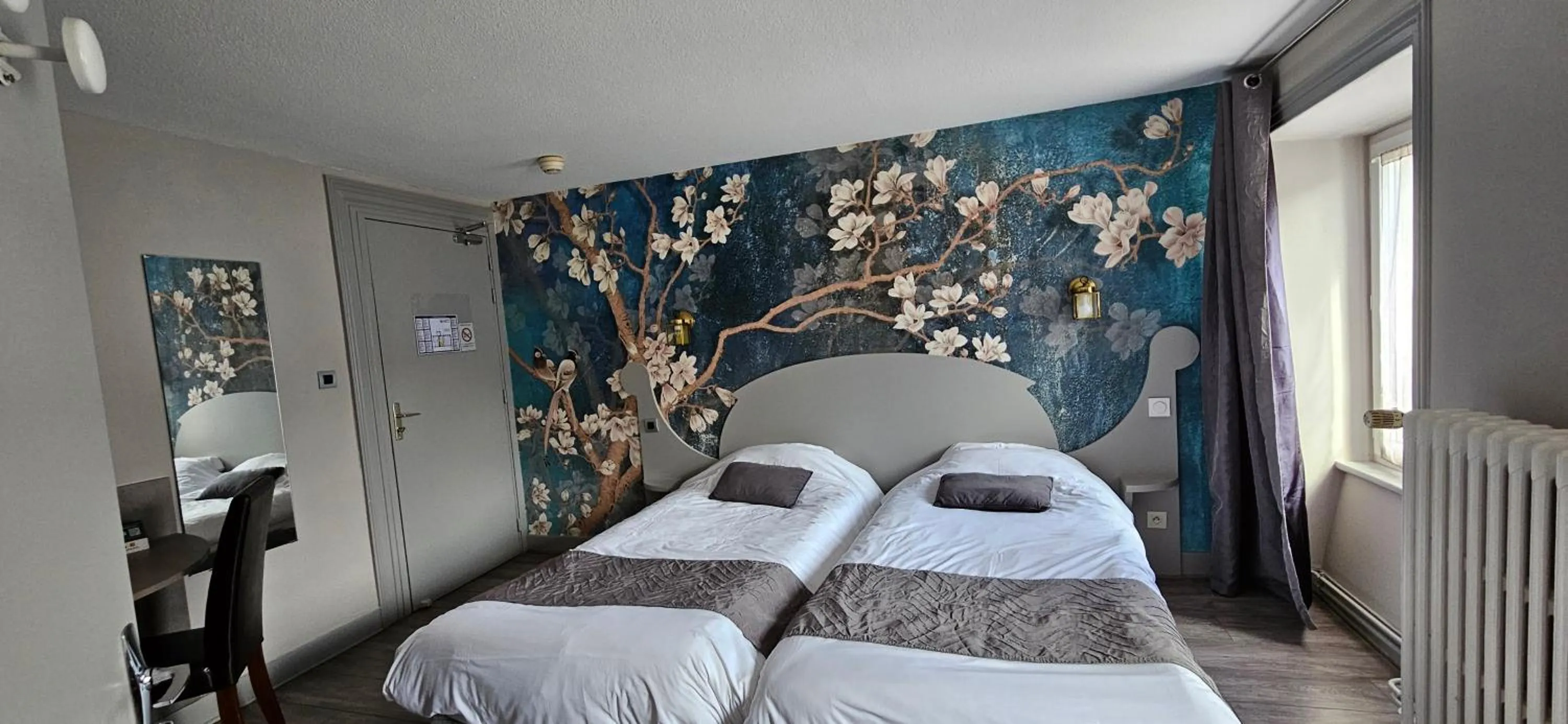 Bed in Logis SPA Hotel Restaurant De La Poste