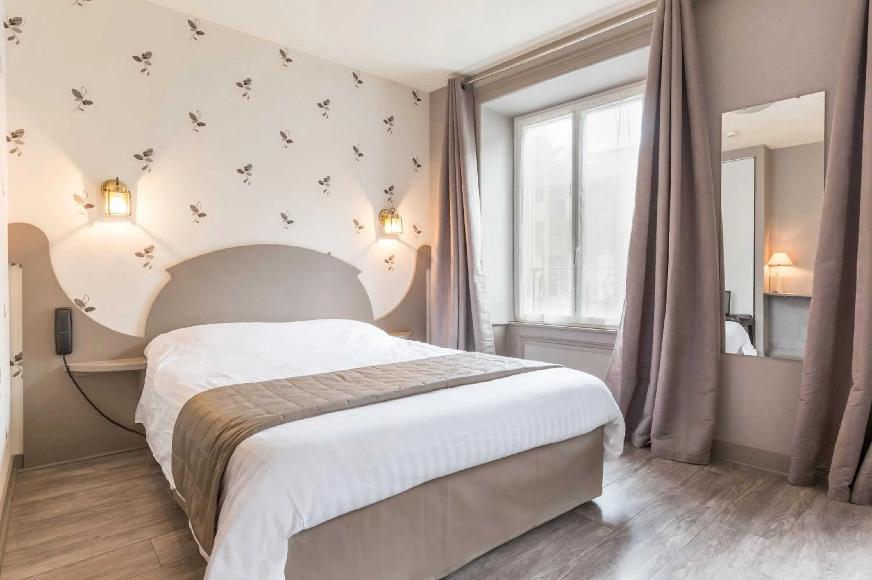 Photo of the whole room, Bed in Logis SPA Hotel Restaurant De La Poste