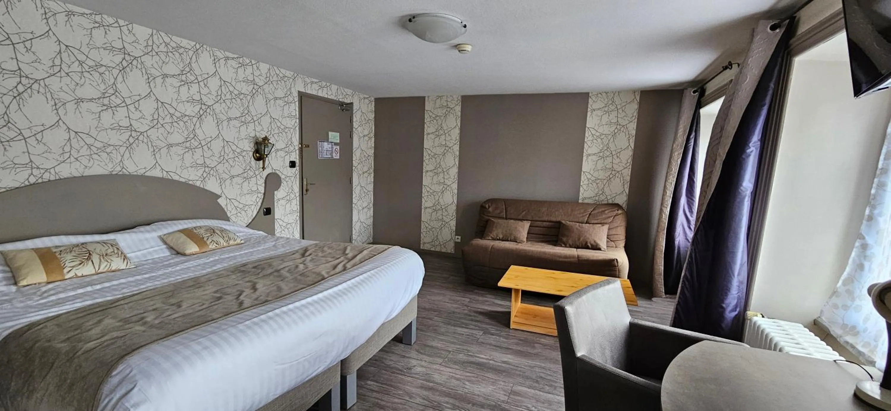 Bed in Logis SPA Hotel Restaurant De La Poste