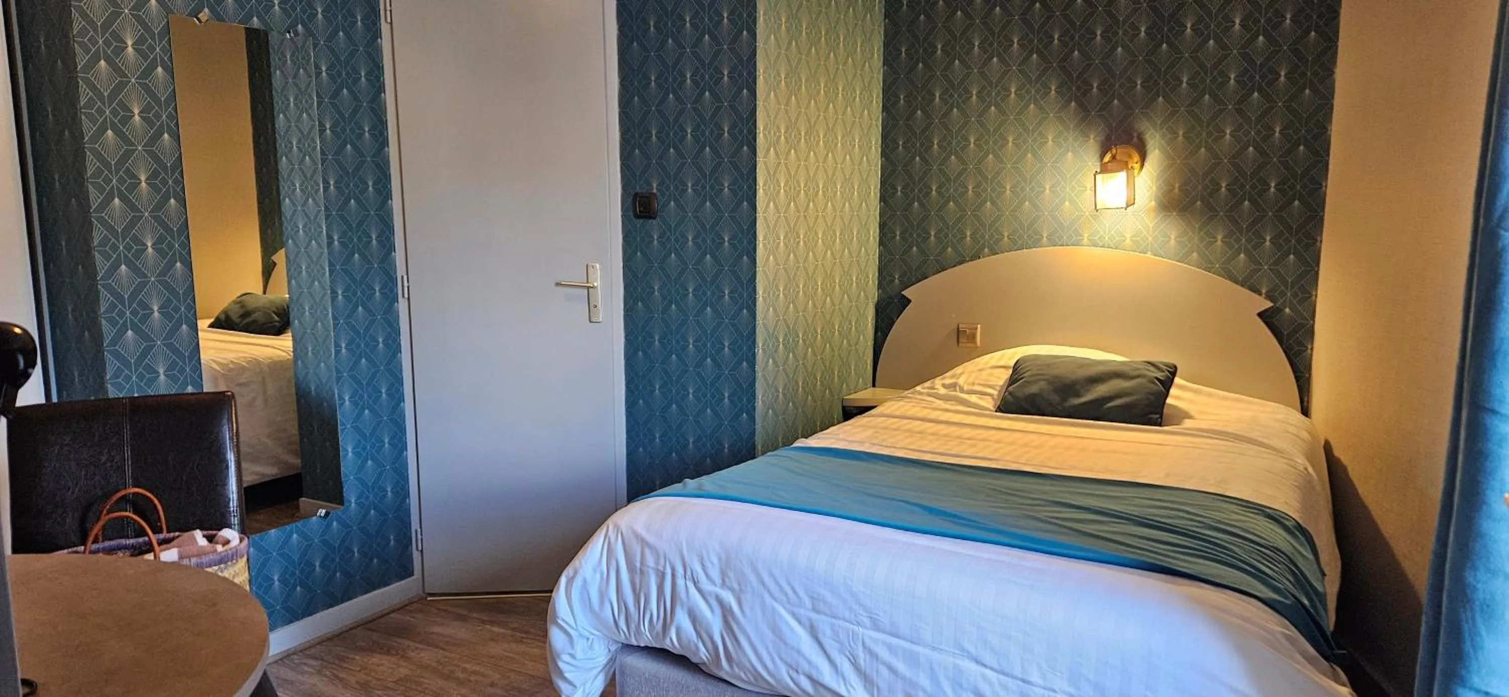 Bed in Logis SPA Hotel Restaurant De La Poste