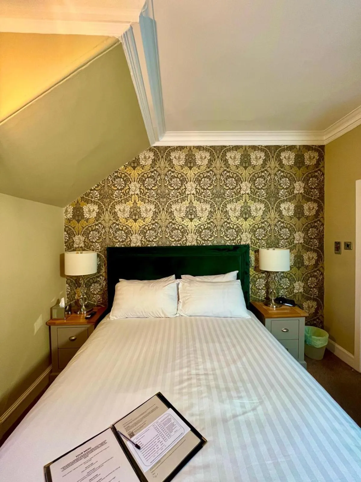 Bed in Ravenswood Guest House