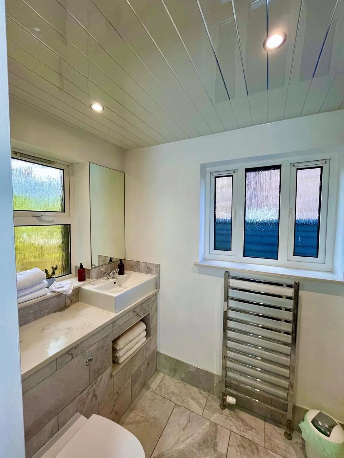 Toilet in Ravenswood Guest House