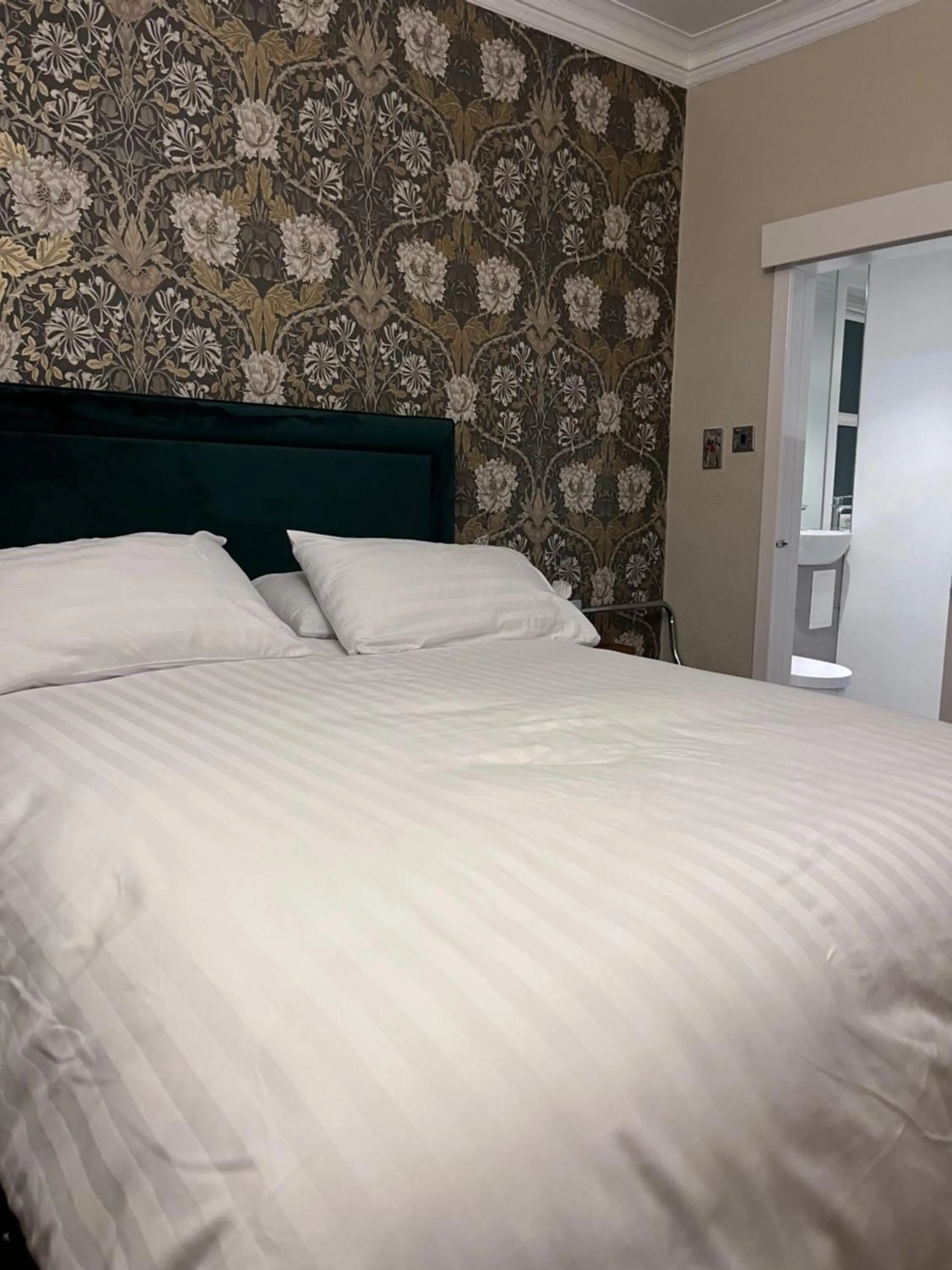 Bed in Ravenswood Guest House