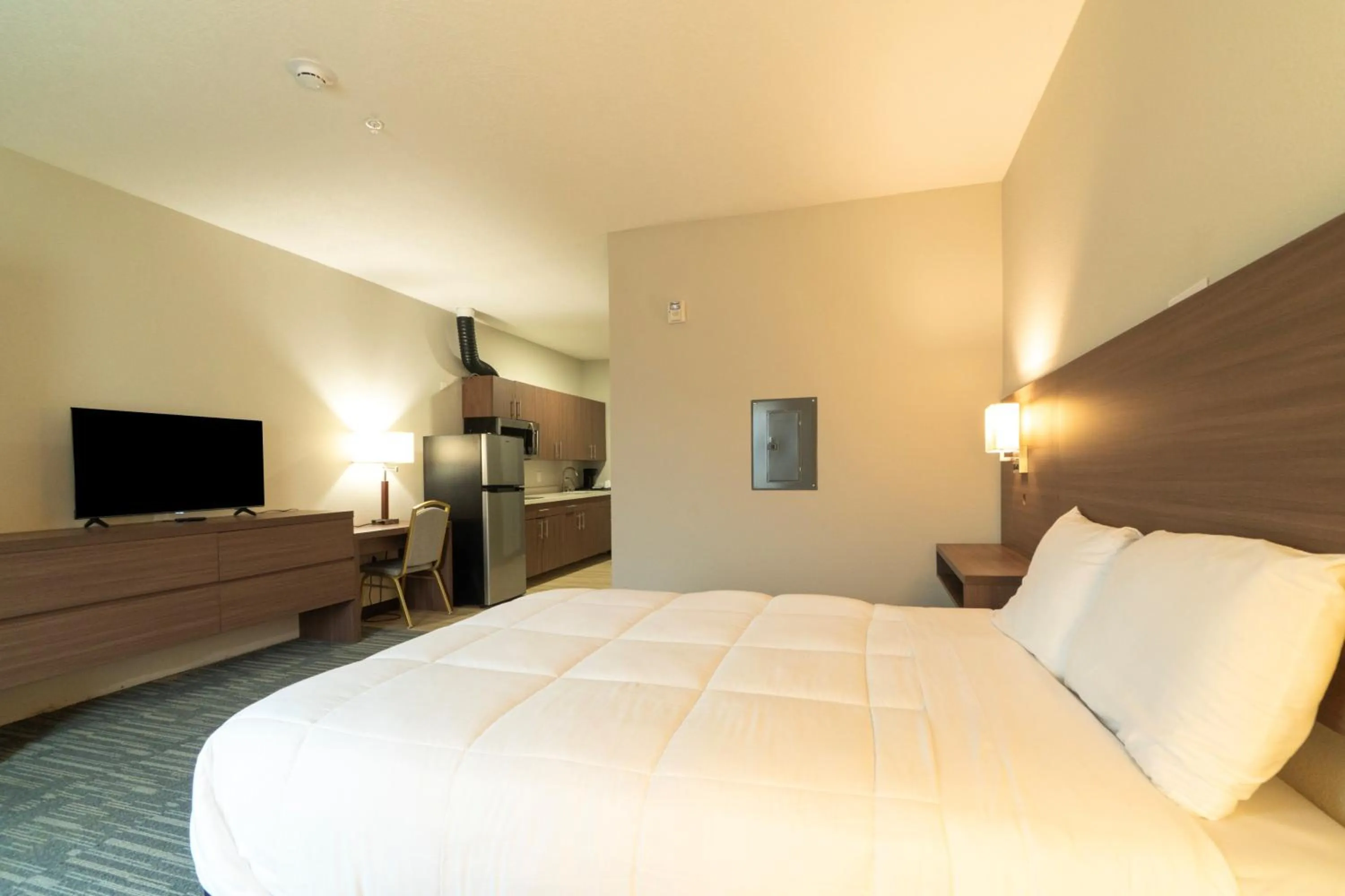 Bedroom, Bed in Efficiency De Luxe Sulphur Near Lake Charles I 10