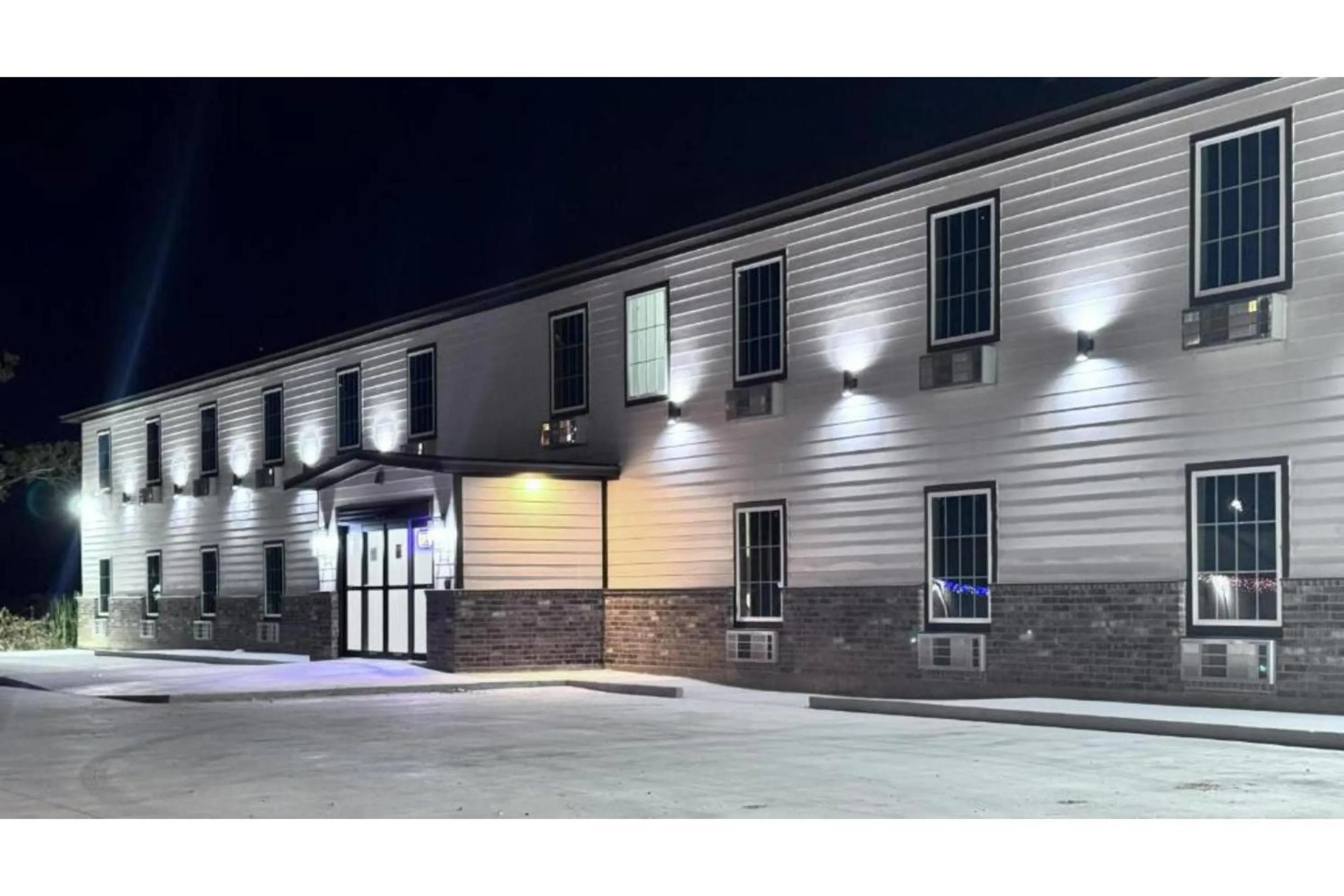 Property building in Hotel O Efficiency De Luxe Near Lake Charles Sulphur