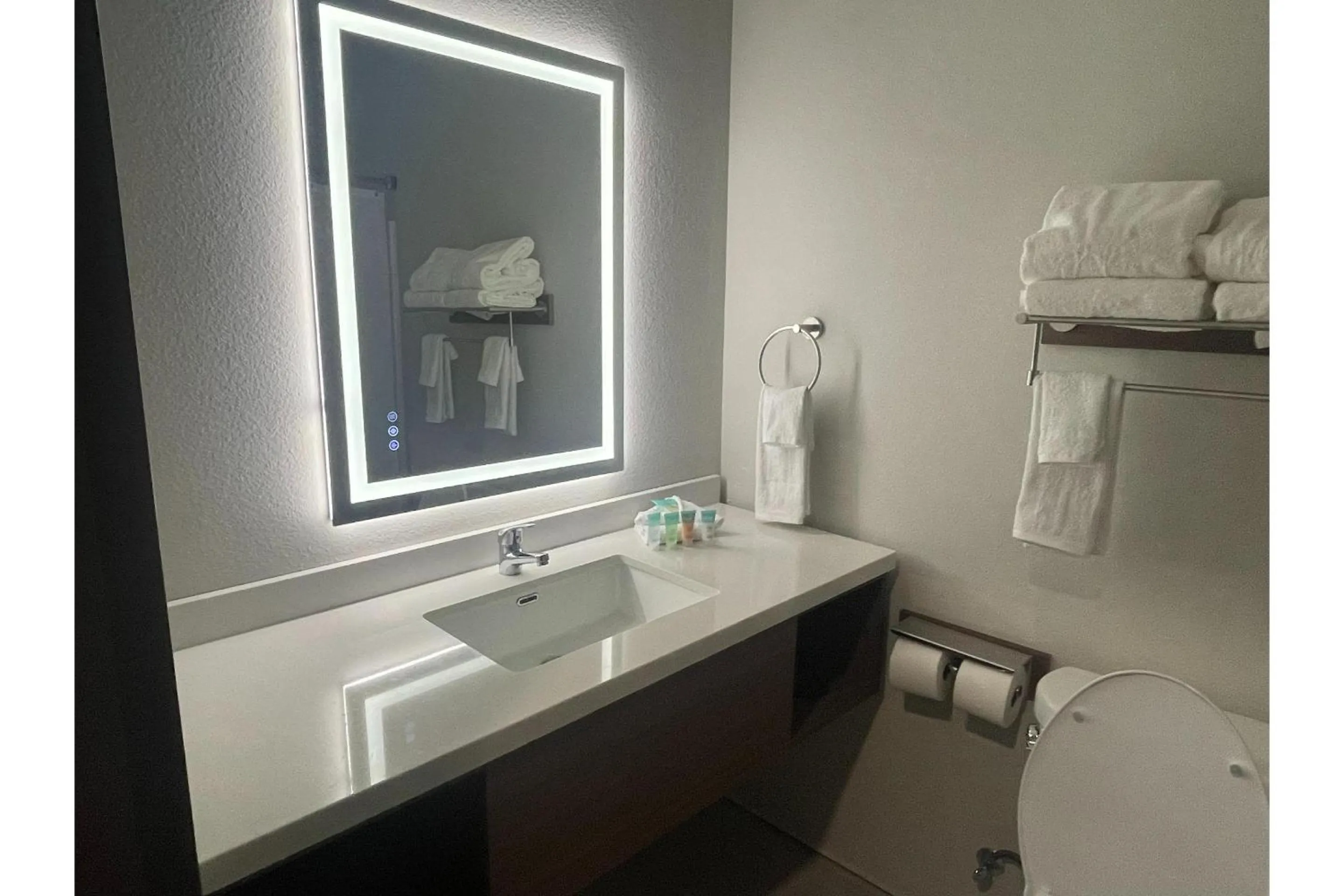 Bathroom in Hotel O Efficiency De Luxe Near Lake Charles Sulphur