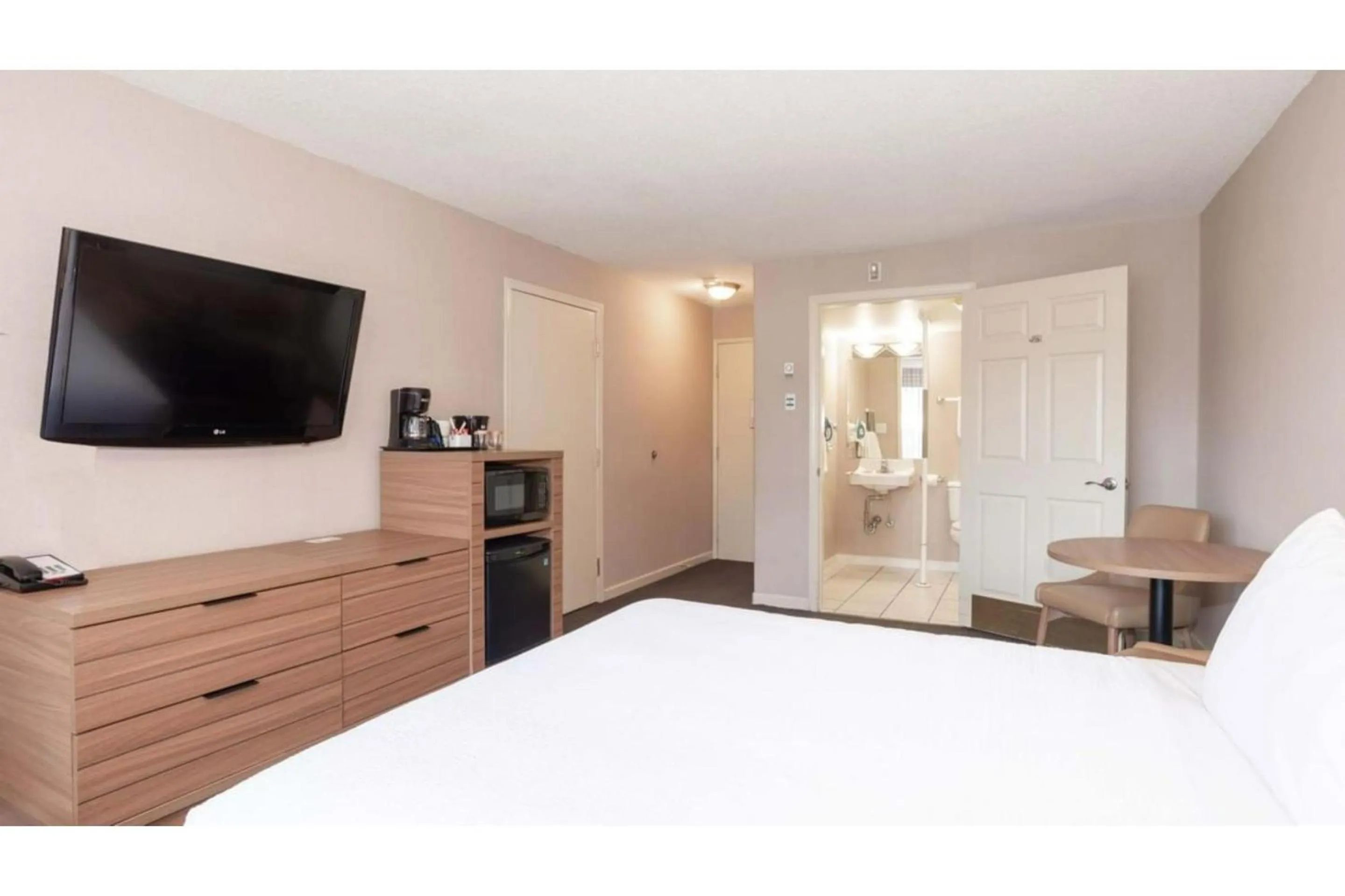 Bedroom, Bed in Hotel O Efficiency De Luxe Near Lake Charles Sulphur