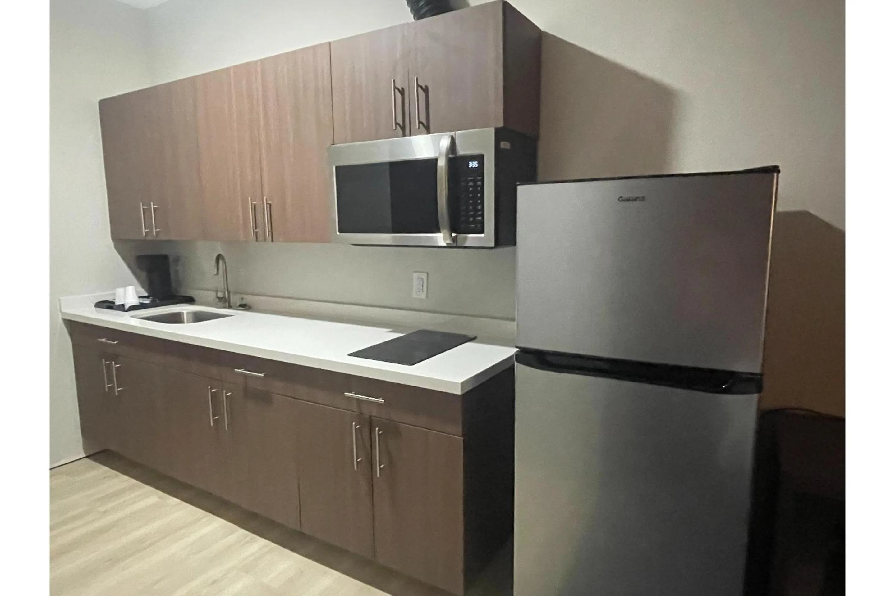 Kitchen or kitchenette in Hotel O Efficiency De Luxe Near Lake Charles Sulphur