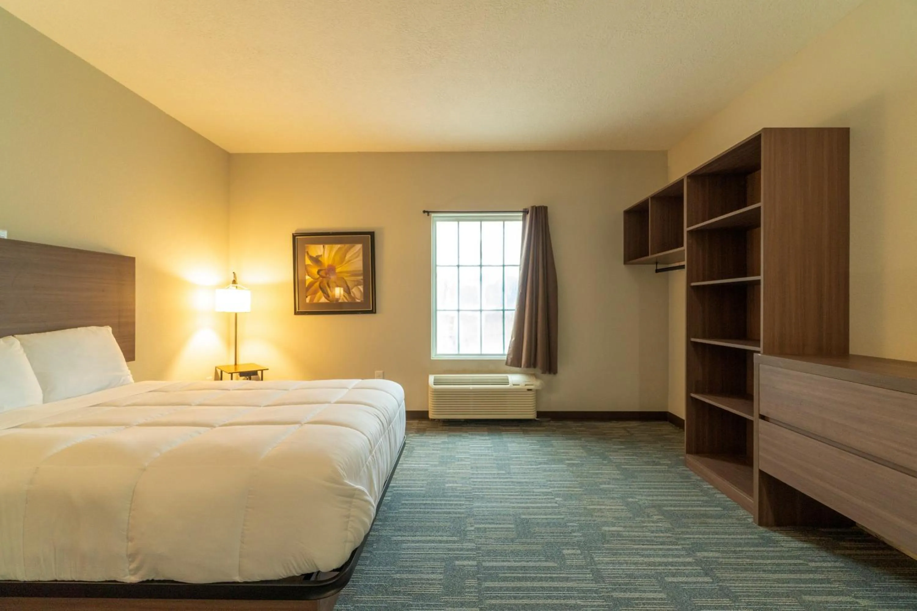 Bedroom, Bed in Efficiency De Luxe Sulphur Near Lake Charles I 10