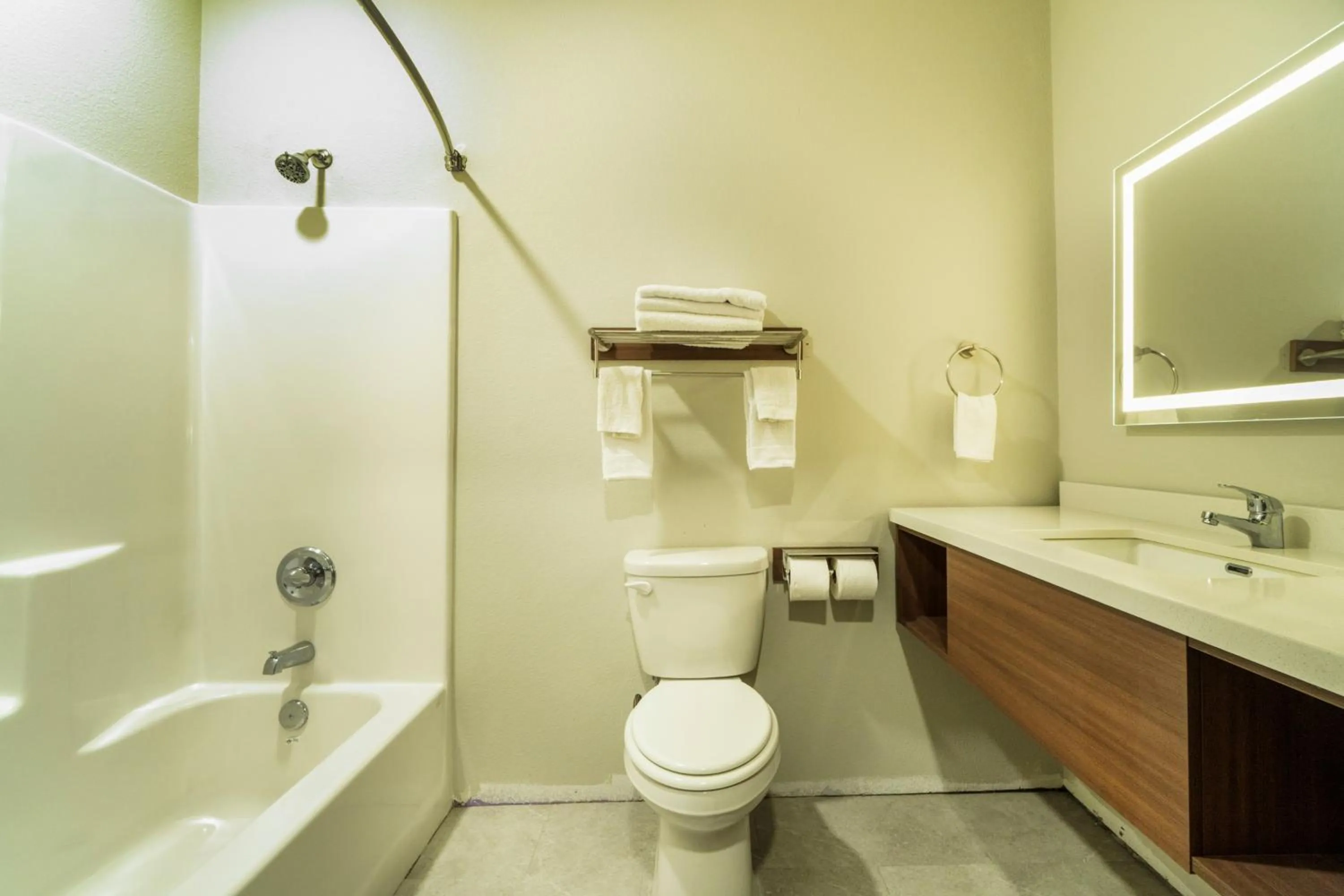 Bathroom in Efficiency De Luxe Sulphur Near Lake Charles I 10