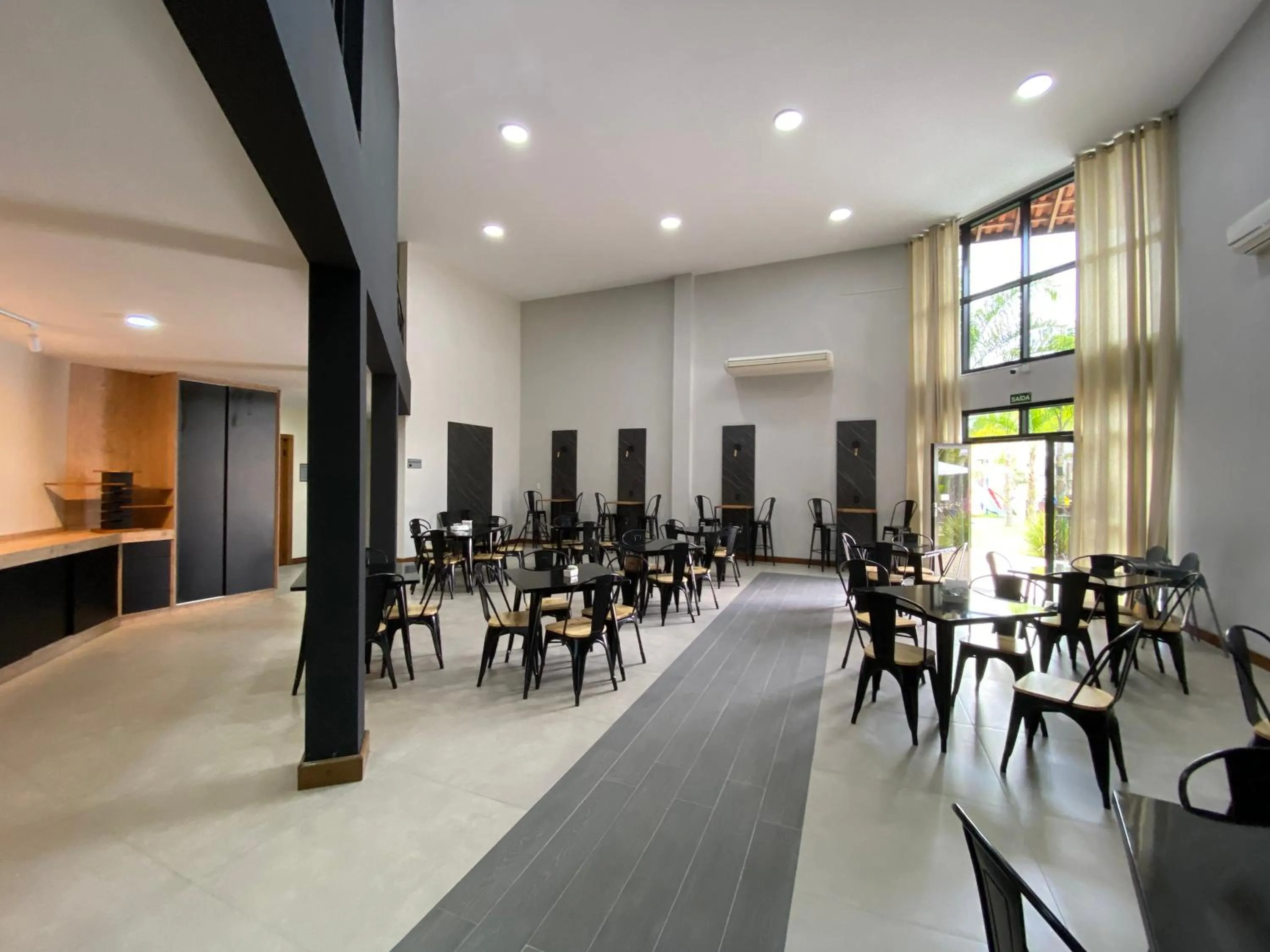 Restaurant/places to eat in Cegil Hotel Boulevard