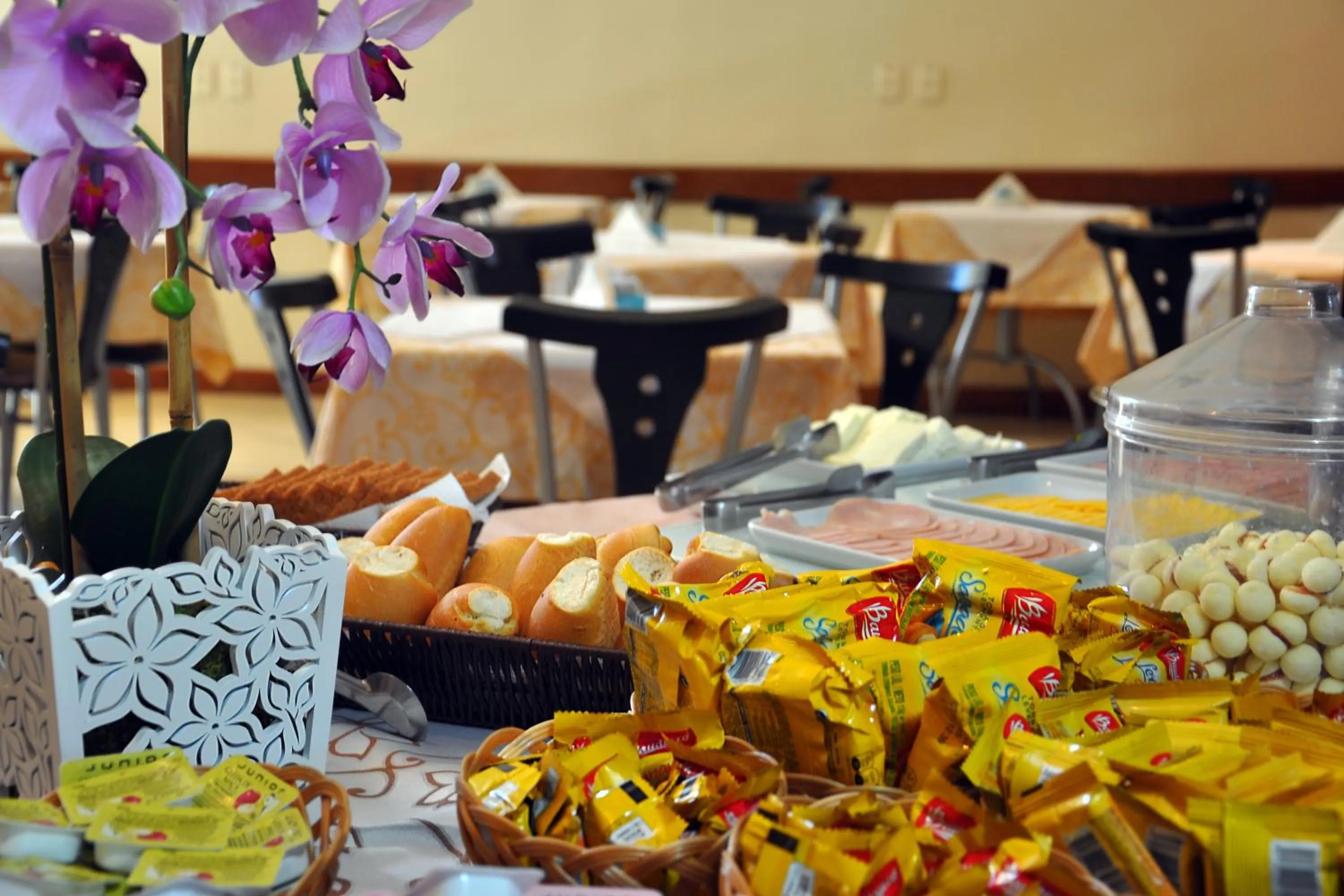 Restaurant/places to eat in Cegil Hotel Boulevard