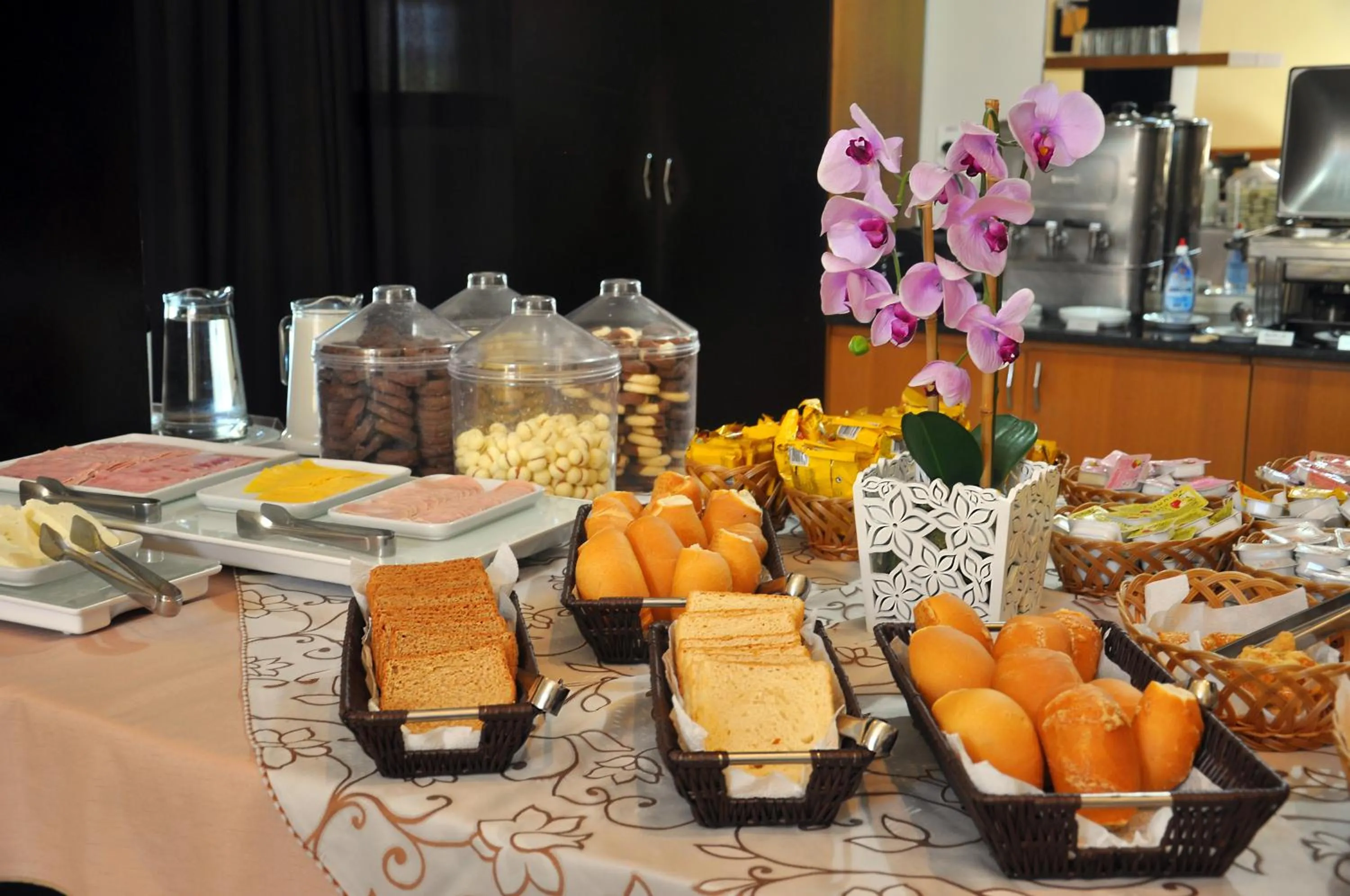 Food in Cegil Hotel Boulevard