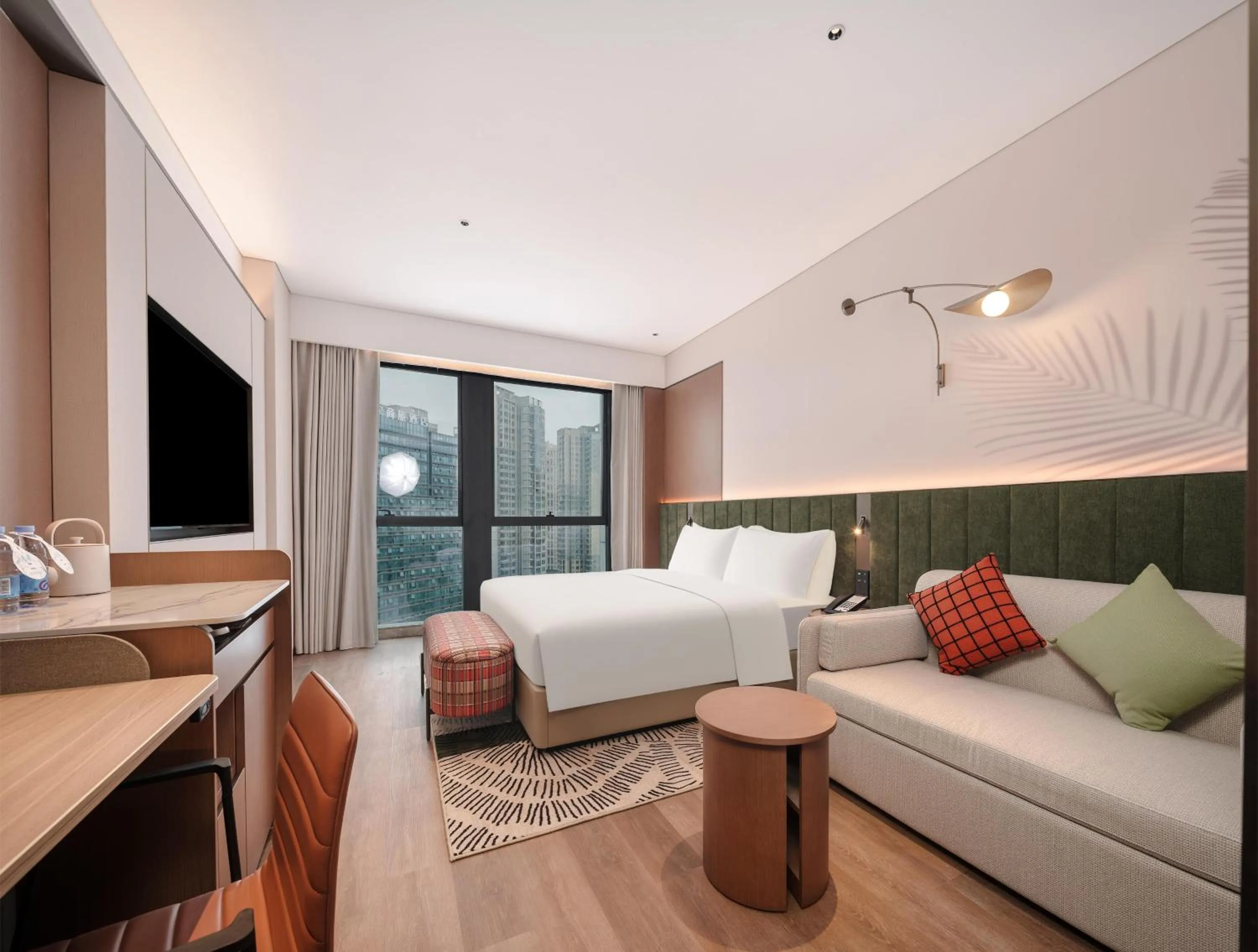 Living room, Bed in Hilton Garden Inn Chengdu East Railway Station