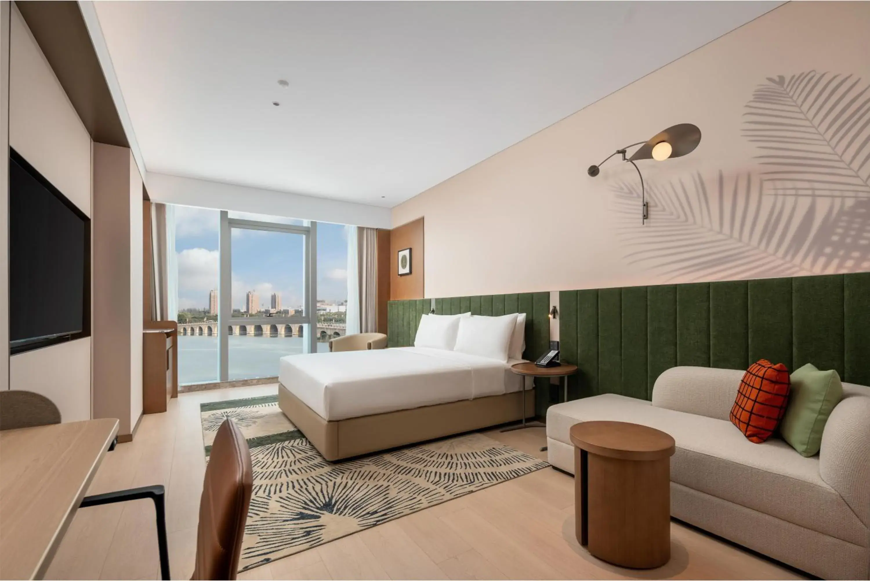 King Room with Lake View in Hilton Garden Inn Wuhu Economic Tech Zone King Room with Lake View in Hilton Garden Inn Wuhu Economic Tech Zone