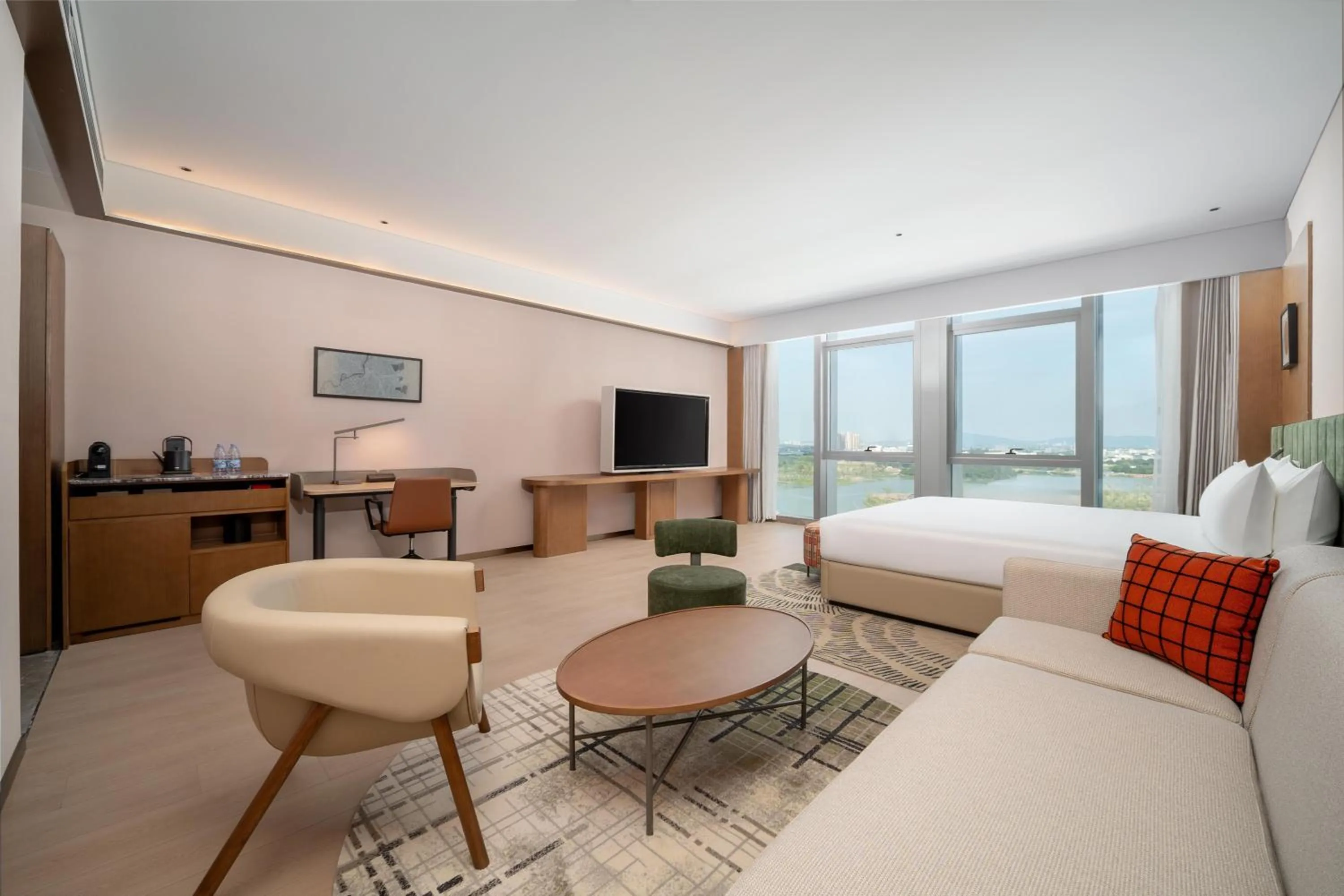 Living room, Bed in Hilton Garden Inn Wuhu Economic Tech Zone