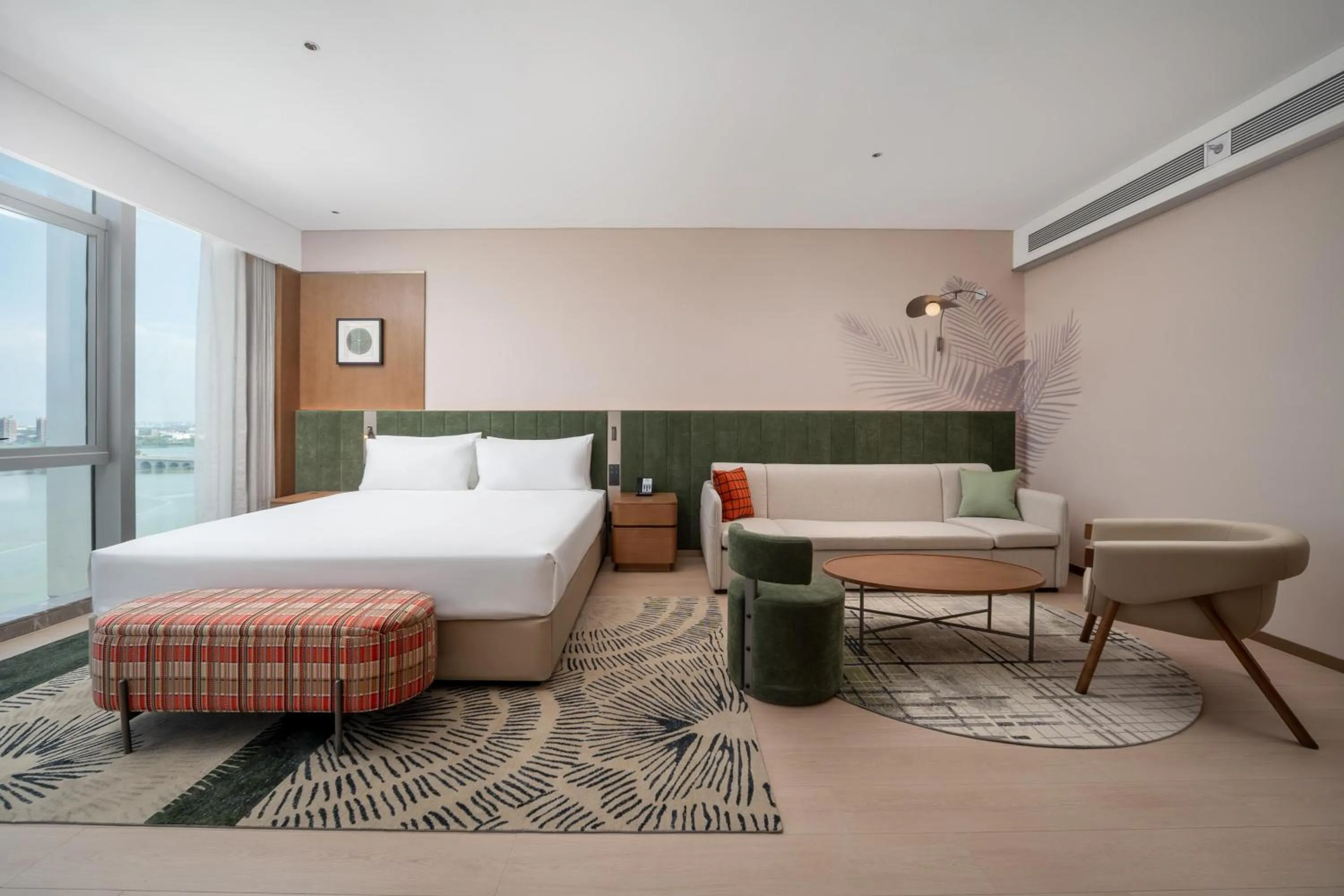 Living room, Bed in Hilton Garden Inn Wuhu Economic Tech Zone