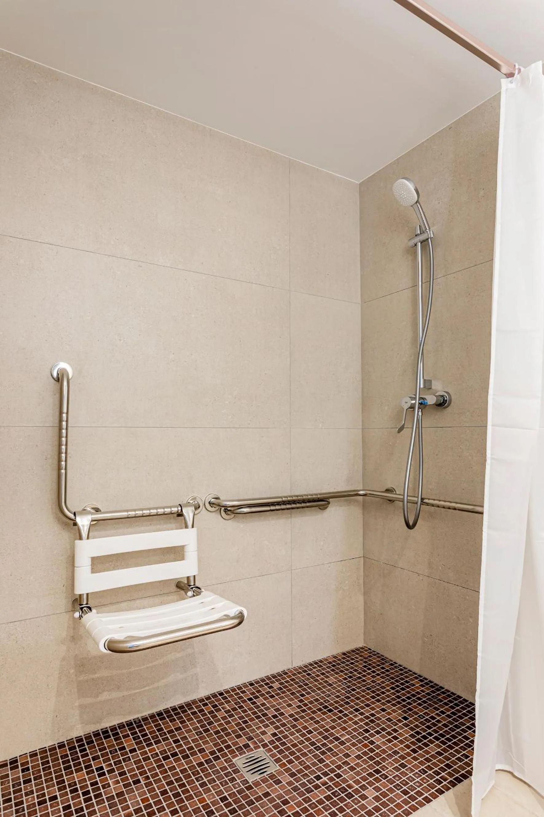 Shower in B48 Valencia Feria