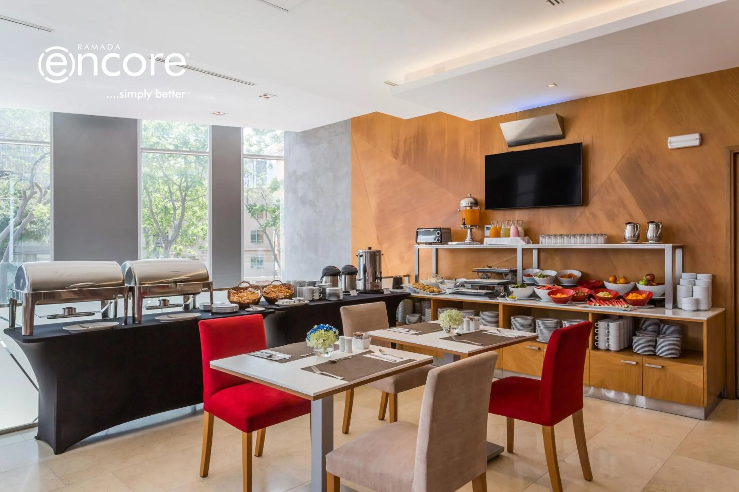 Food and drinks in Ramada Encore by Wyndham Lima San Isidro