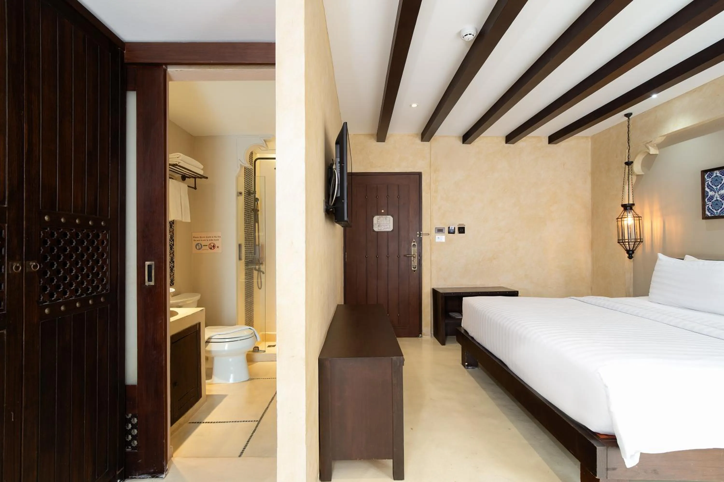 Shower, Bed in Dewan Bangkok