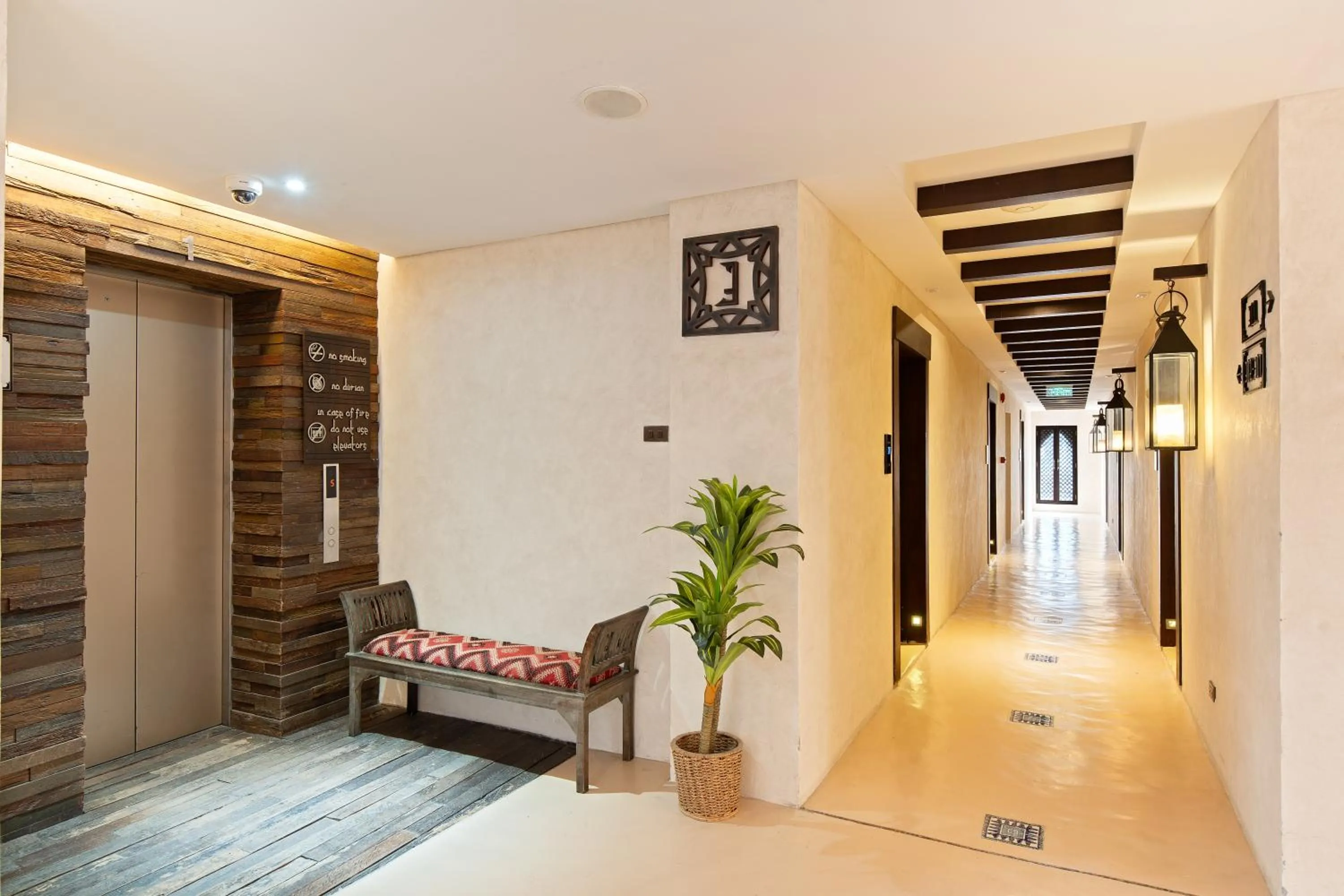 elevator in Dewan Bangkok