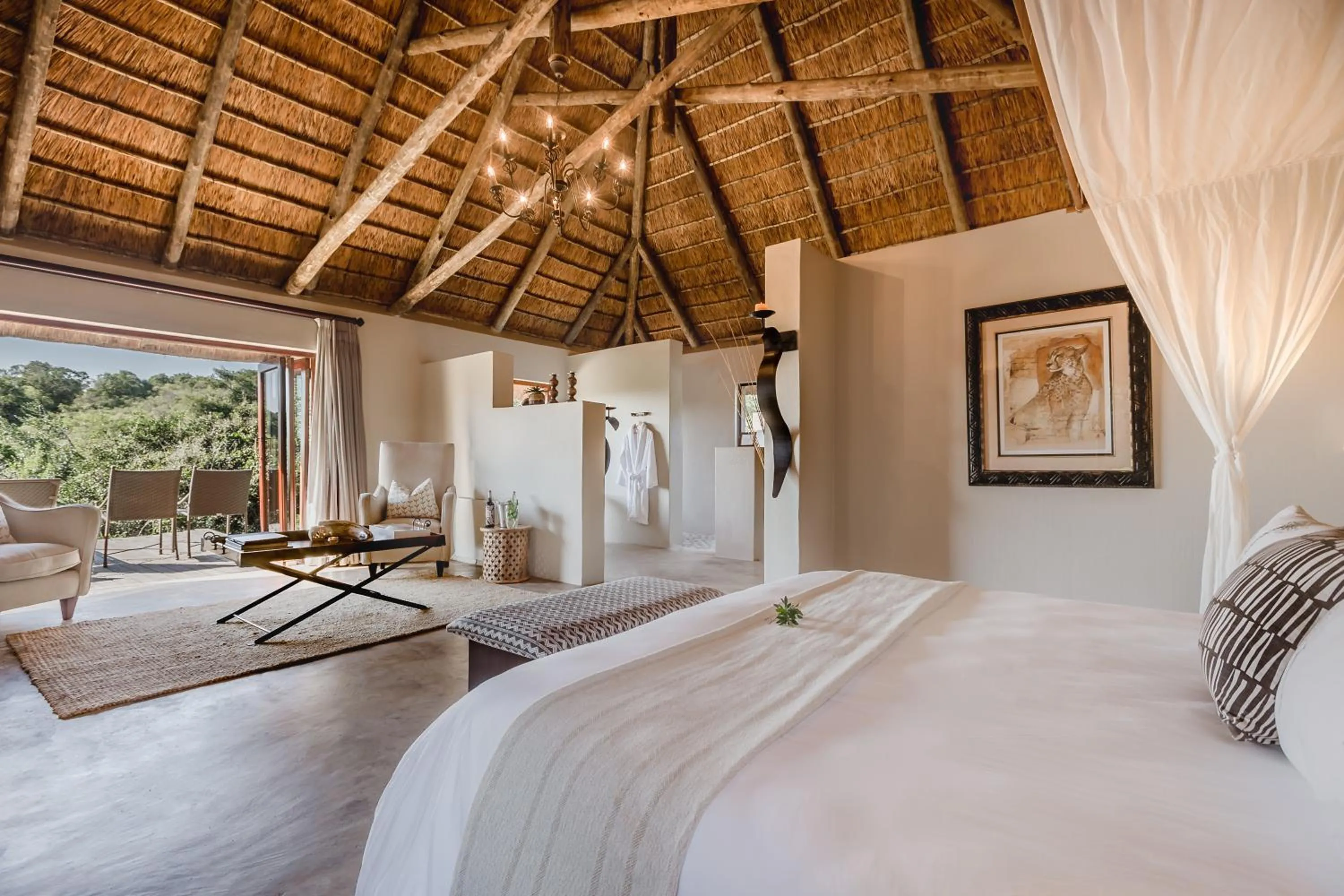 Photo of the whole room, Bed in Bukela Game Lodge - Amakhala Game Reserve