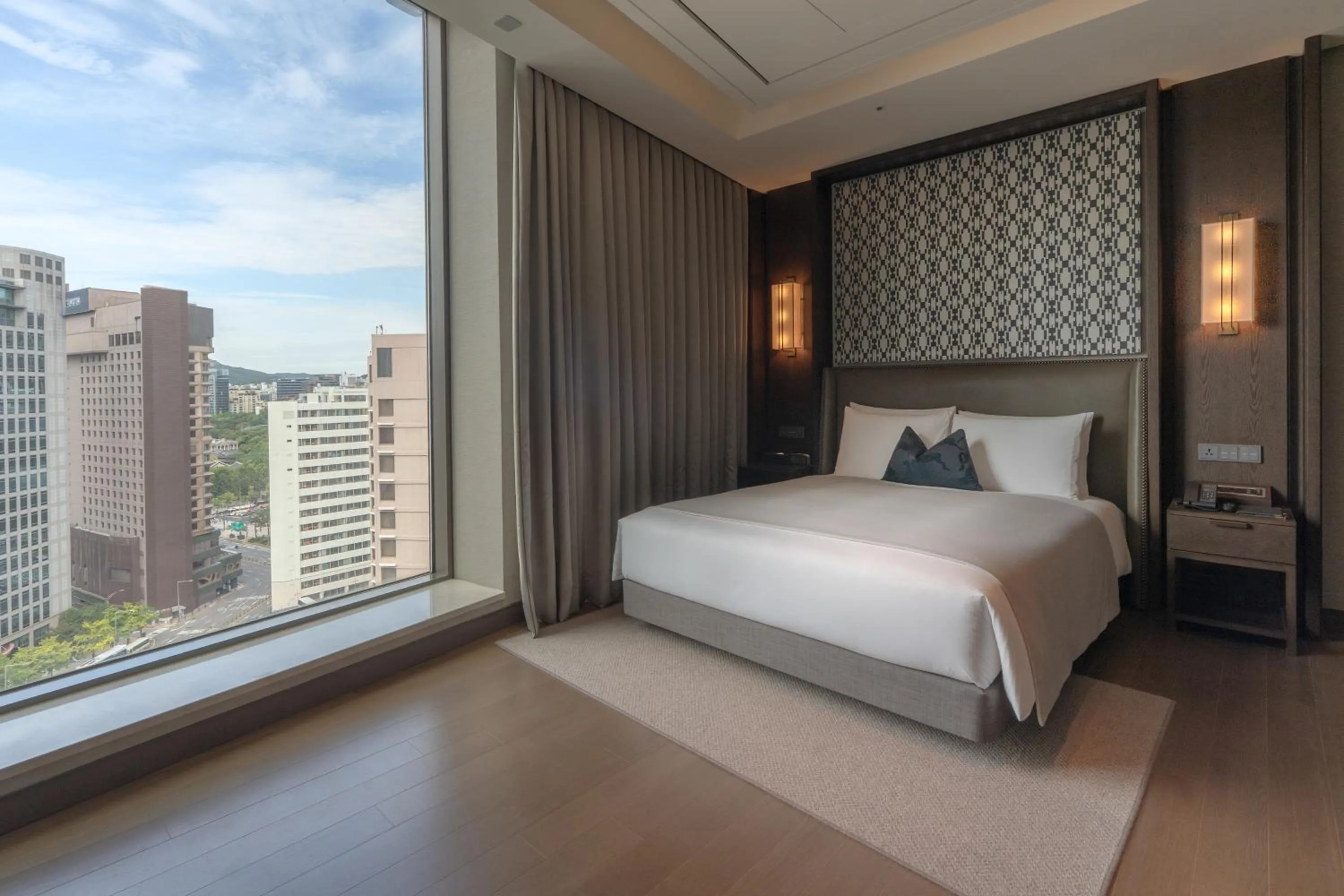 Bed in Crown Park Hotel Seoul Myeongdong