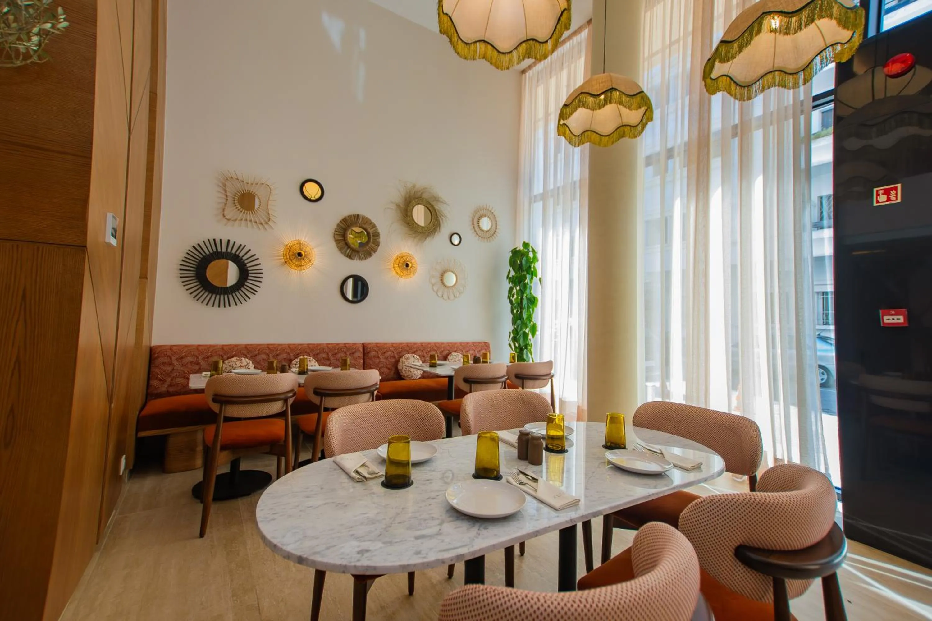 Restaurant/places to eat in Dally Apart Hotel