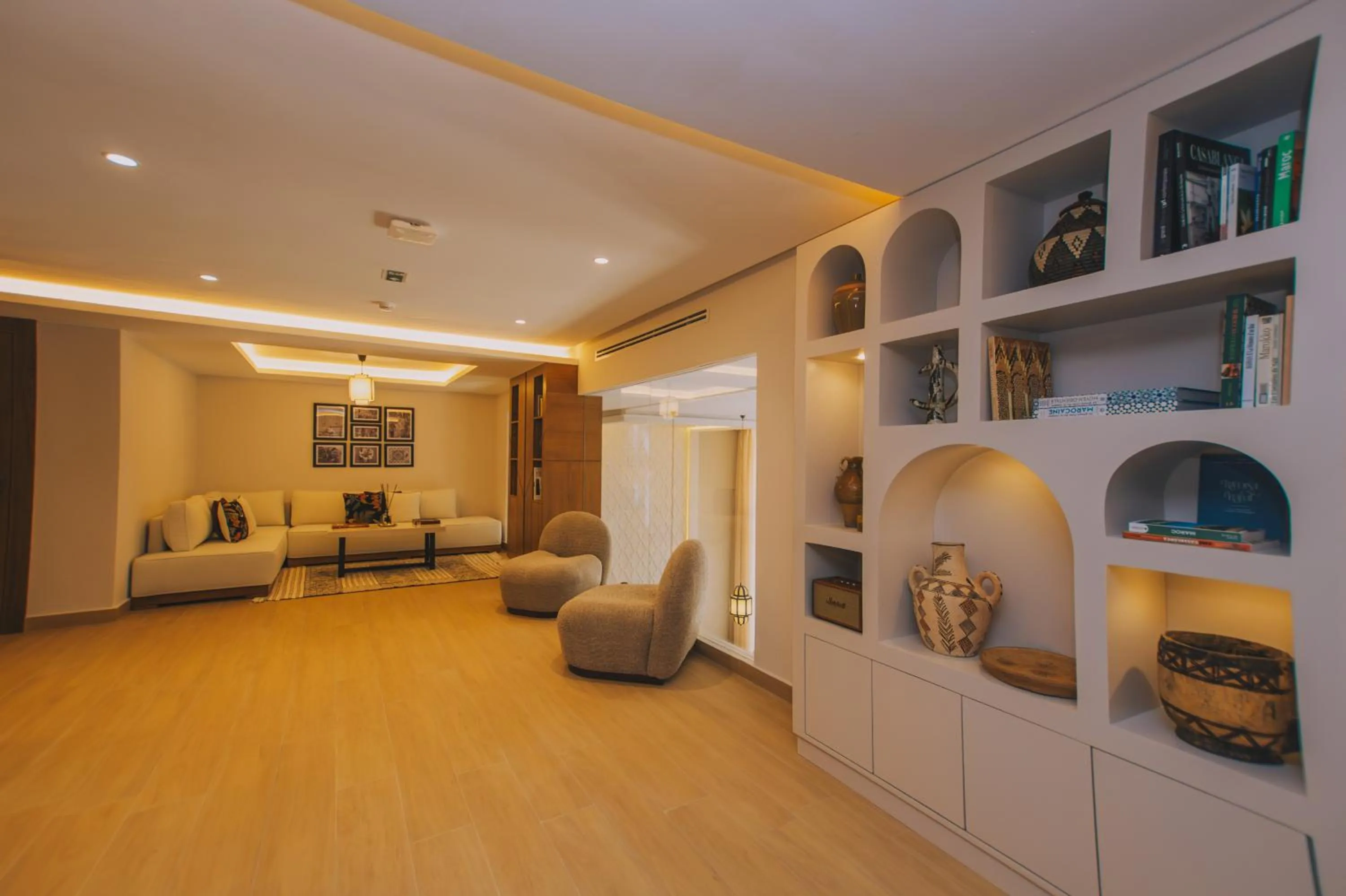 Communal lounge/ TV room in Dally Apart Hotel