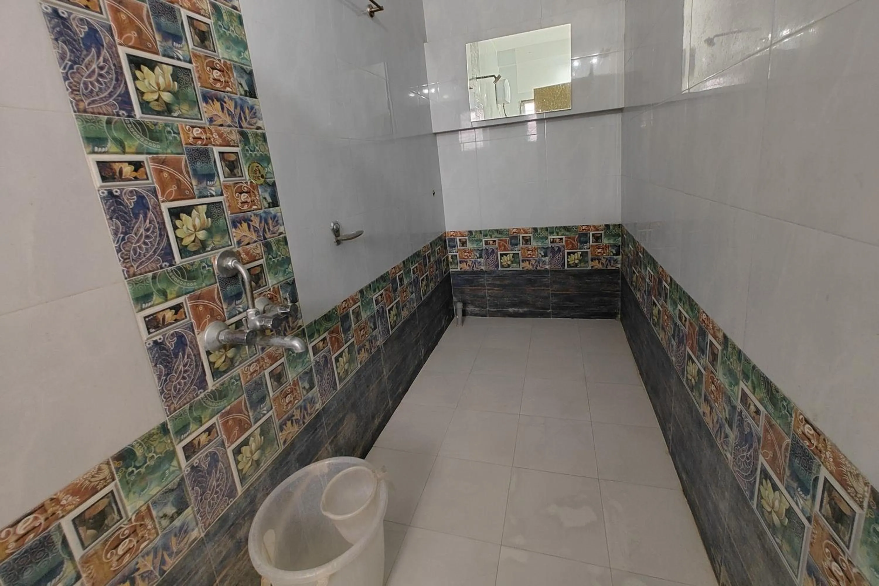 Shower in Sai Vishwa Lodging