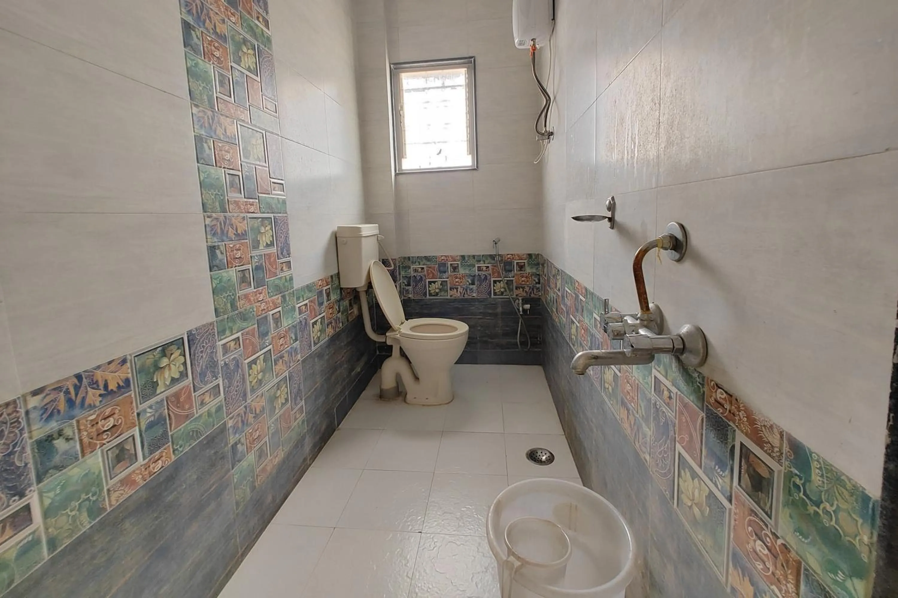 Shower in Sai Vishwa Lodging