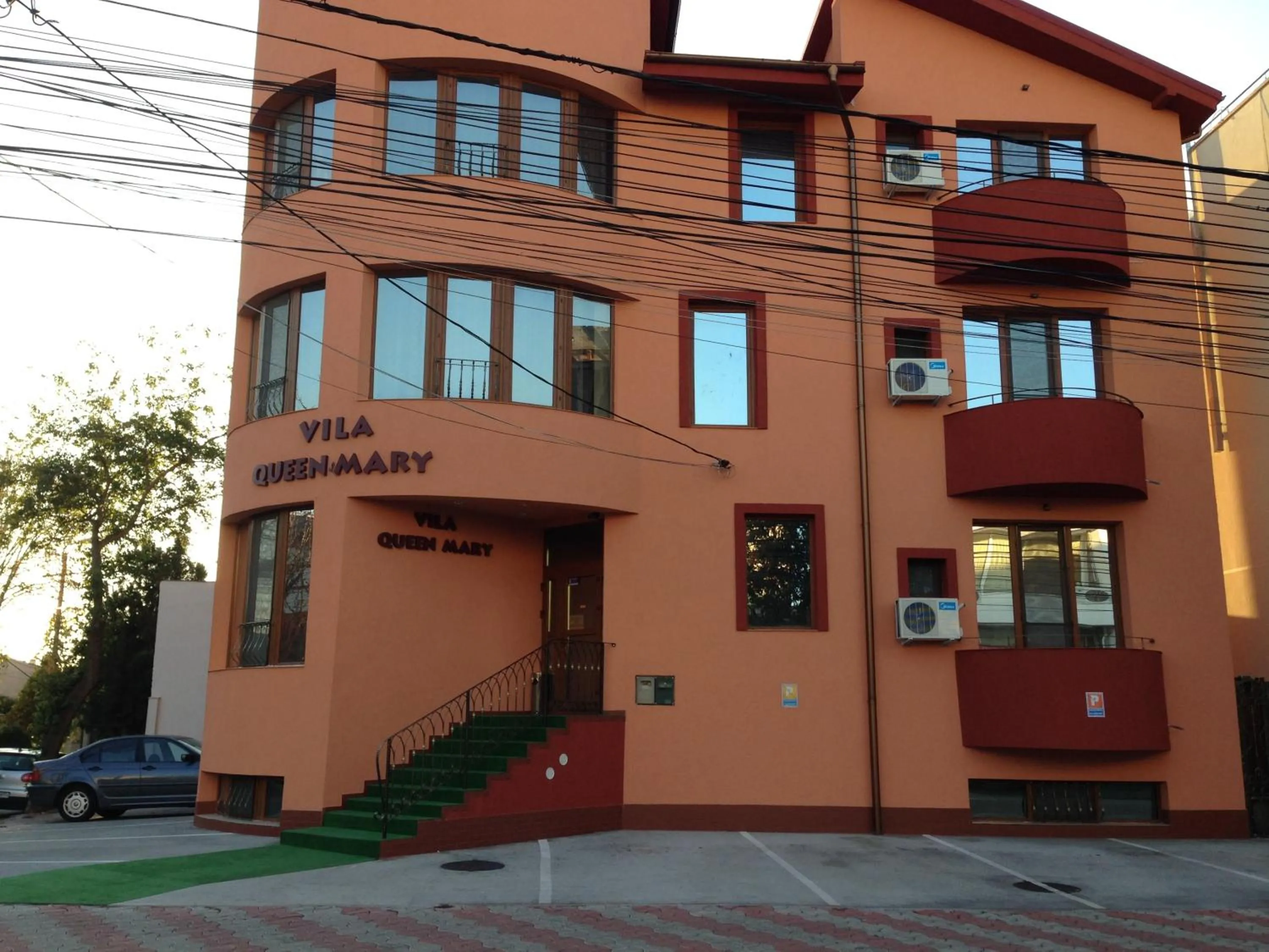 Facade/entrance in Vila Queen Mary