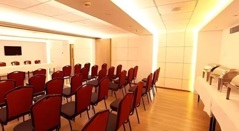 Mumbai Metro - The Executive Hotel